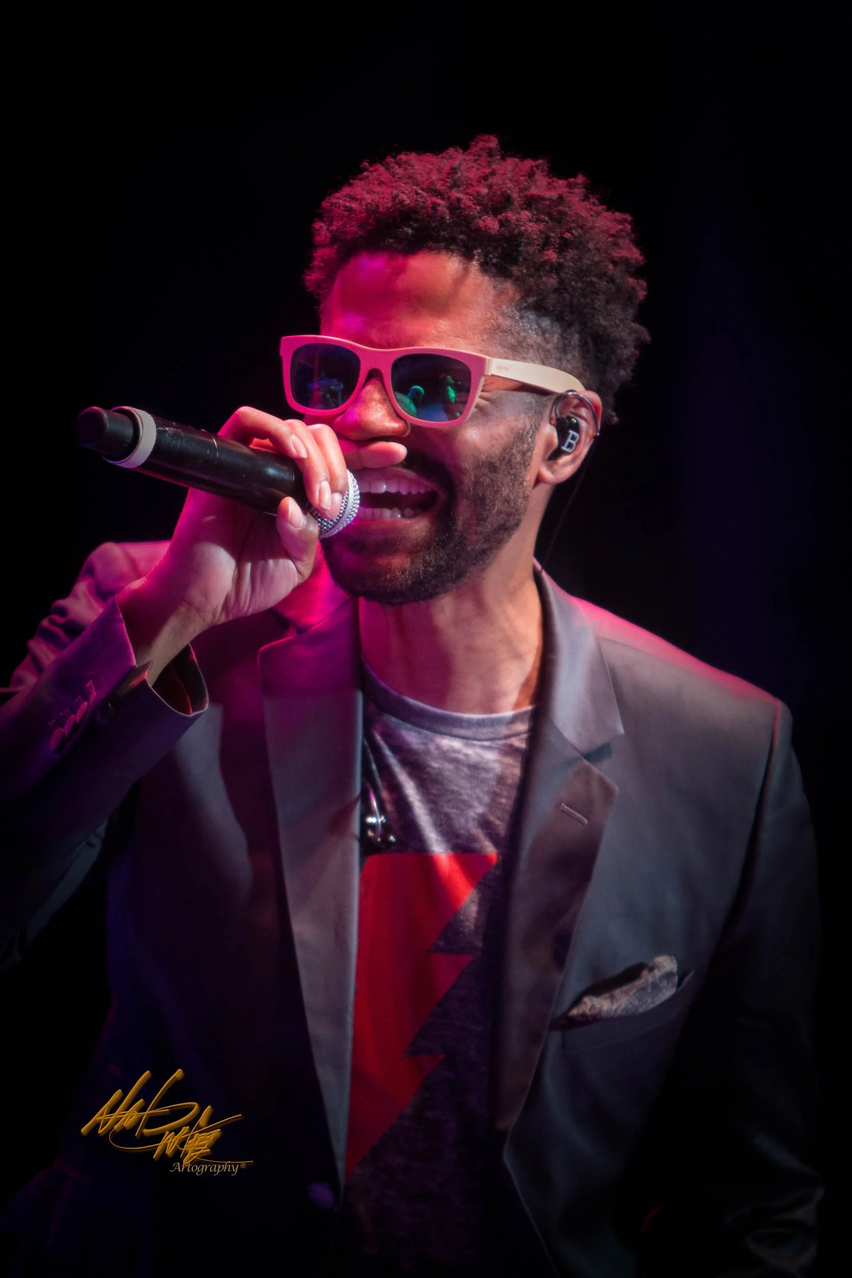 Concert photography featuring ERIC BENET captured by Nat Carter for Nat Carter Artography. Copyright © Nat Carter, Nat Carter Artography 2022 All Rights Reserved.