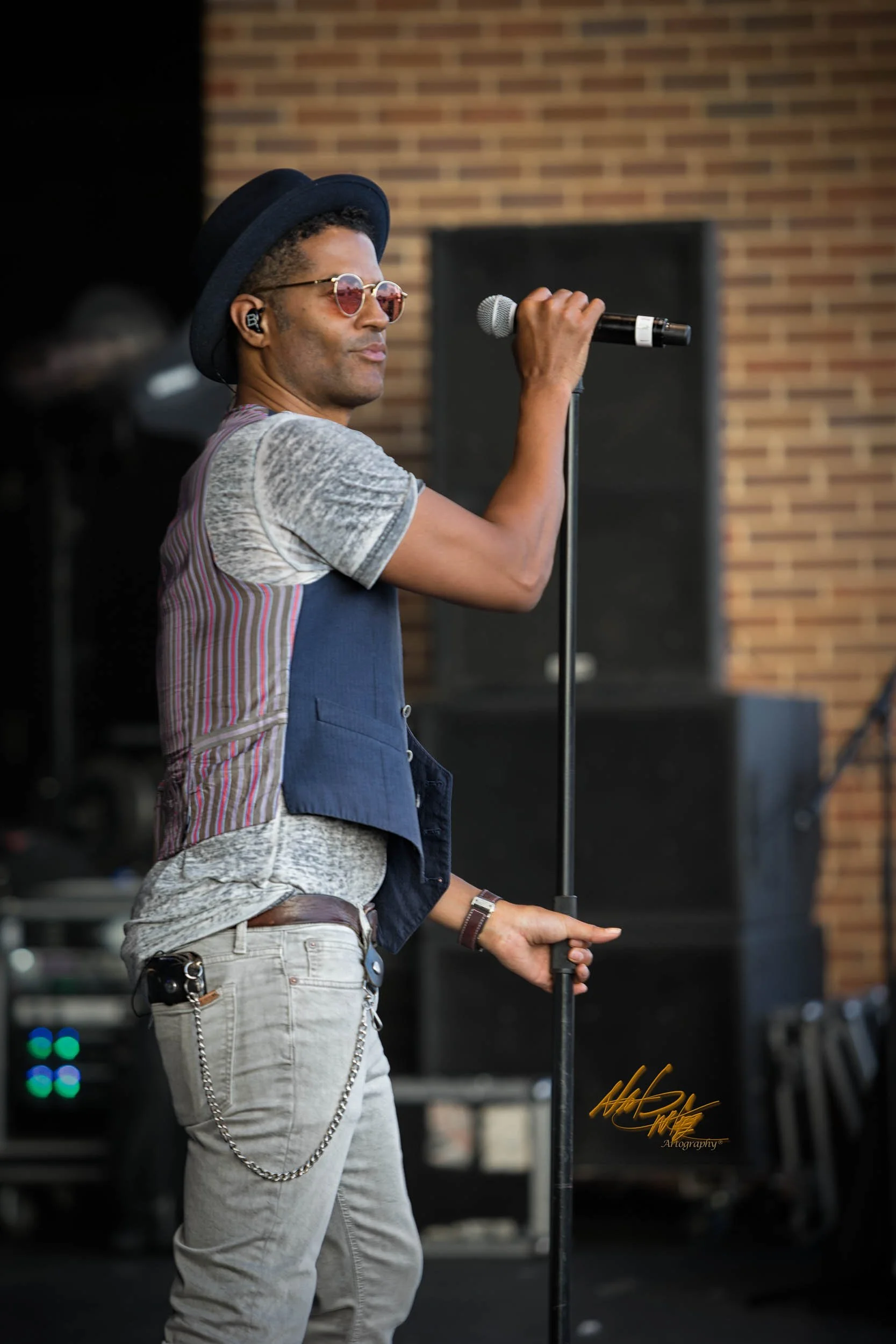Concert photography featuring ERIC BENET captured by Nat Carter for Nat Carter Artography. Copyright © Nat Carter, Nat Carter Artography 2022 All Rights Reserved.