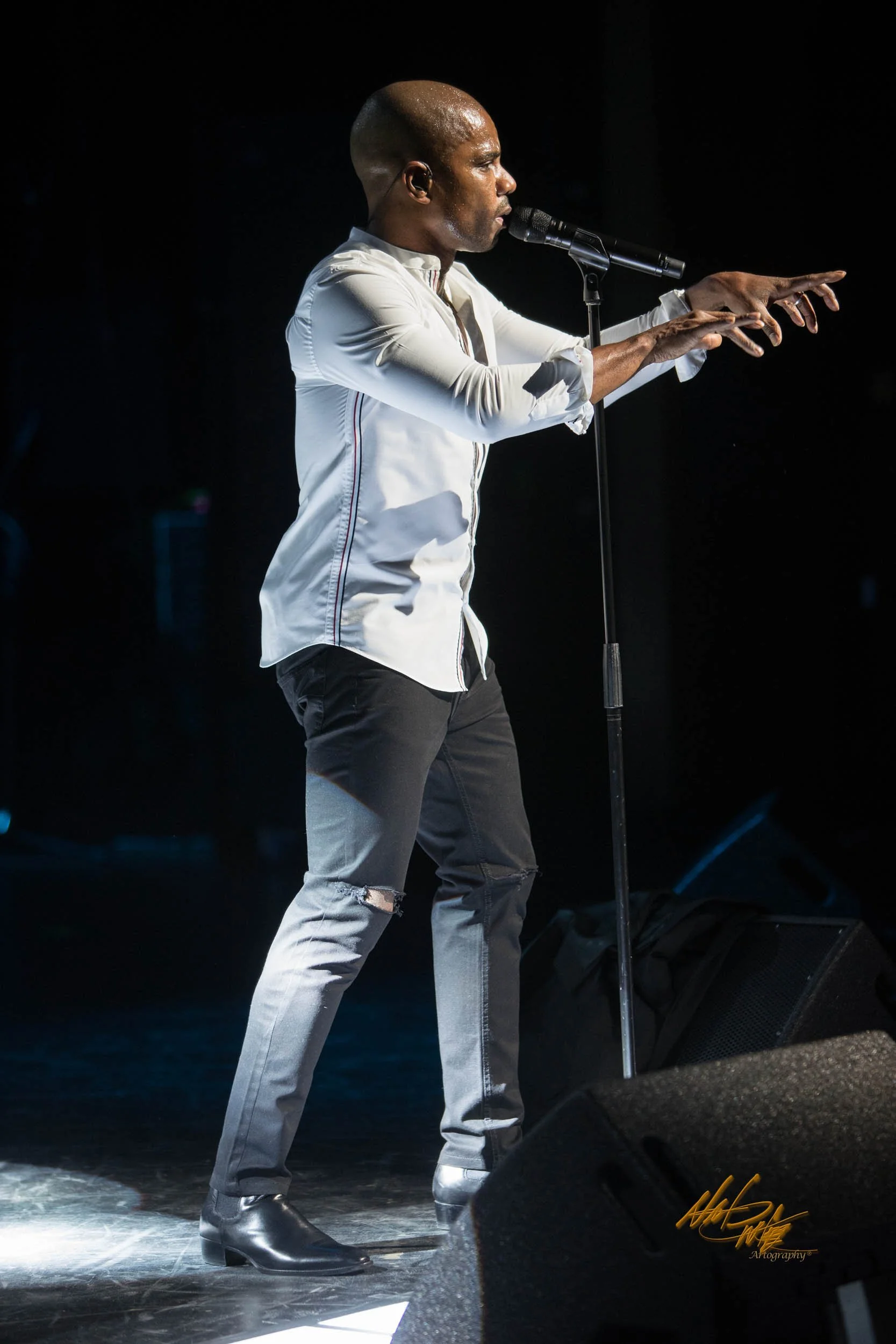 Concert photography featuring KIRK FRANKLIN captured by Nat Carter for Nat Carter Artography. Copyright © Nat Carter, Nat Carter Artography 2022 All Rights Reserved.