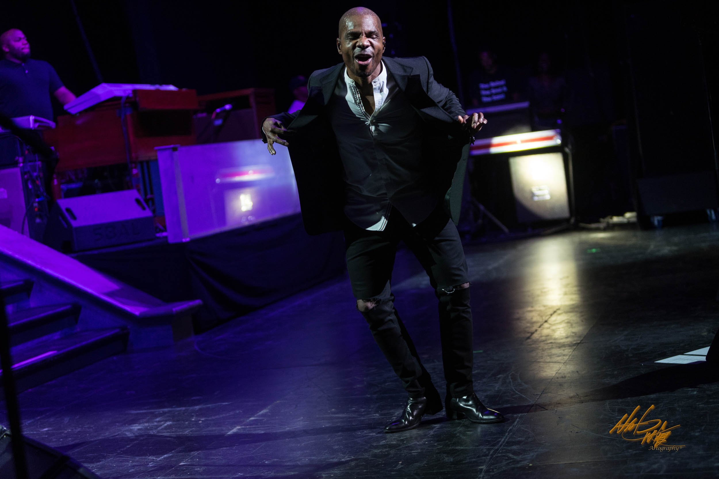 Concert photography featuring KIRK FRANKLIN captured by Nat Carter for Nat Carter Artography. Copyright © Nat Carter, Nat Carter Artography 2022 All Rights Reserved.
