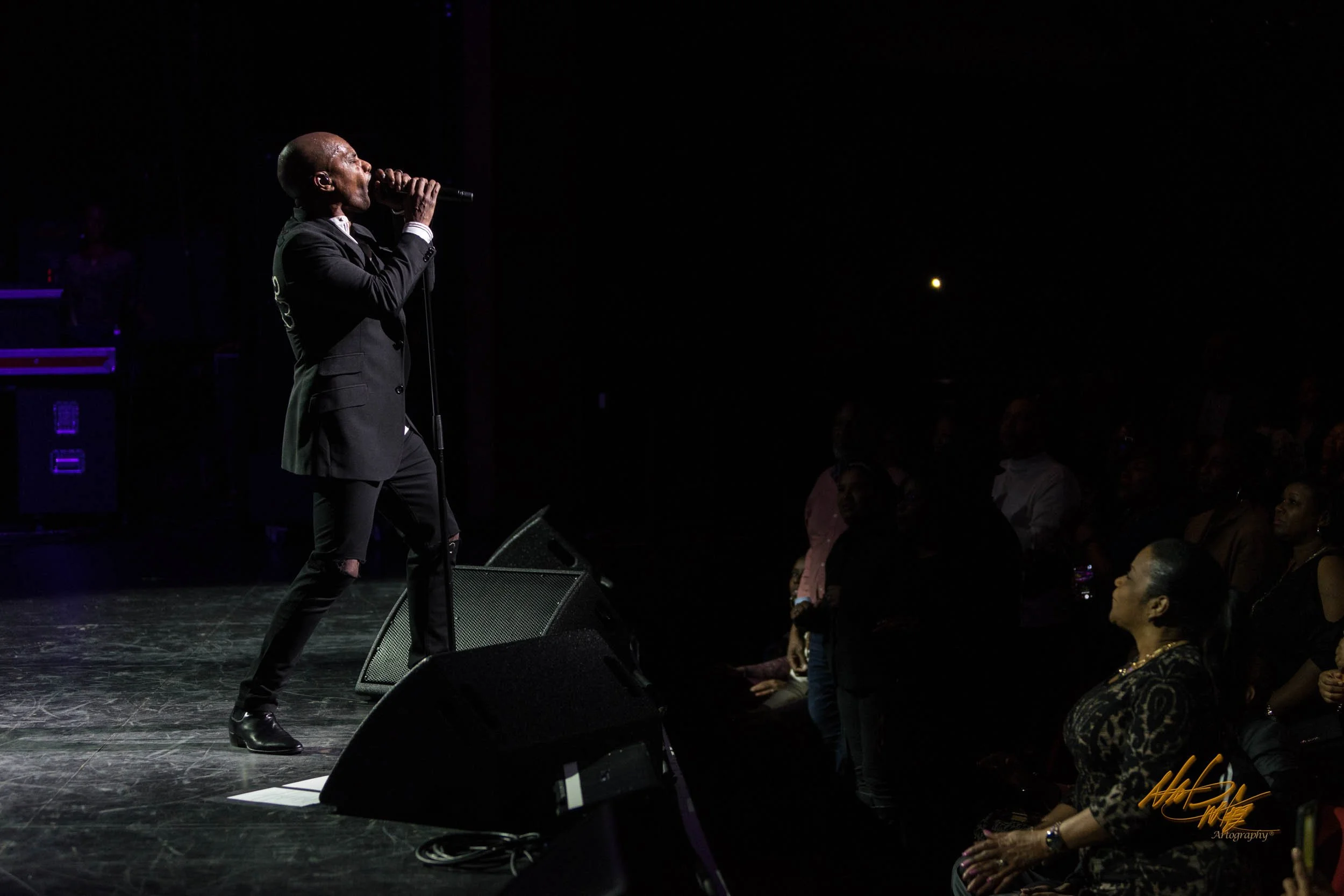 Concert photography featuring KIRK FRANKLIN captured by Nat Carter for Nat Carter Artography. Copyright © Nat Carter, Nat Carter Artography 2022 All Rights Reserved.