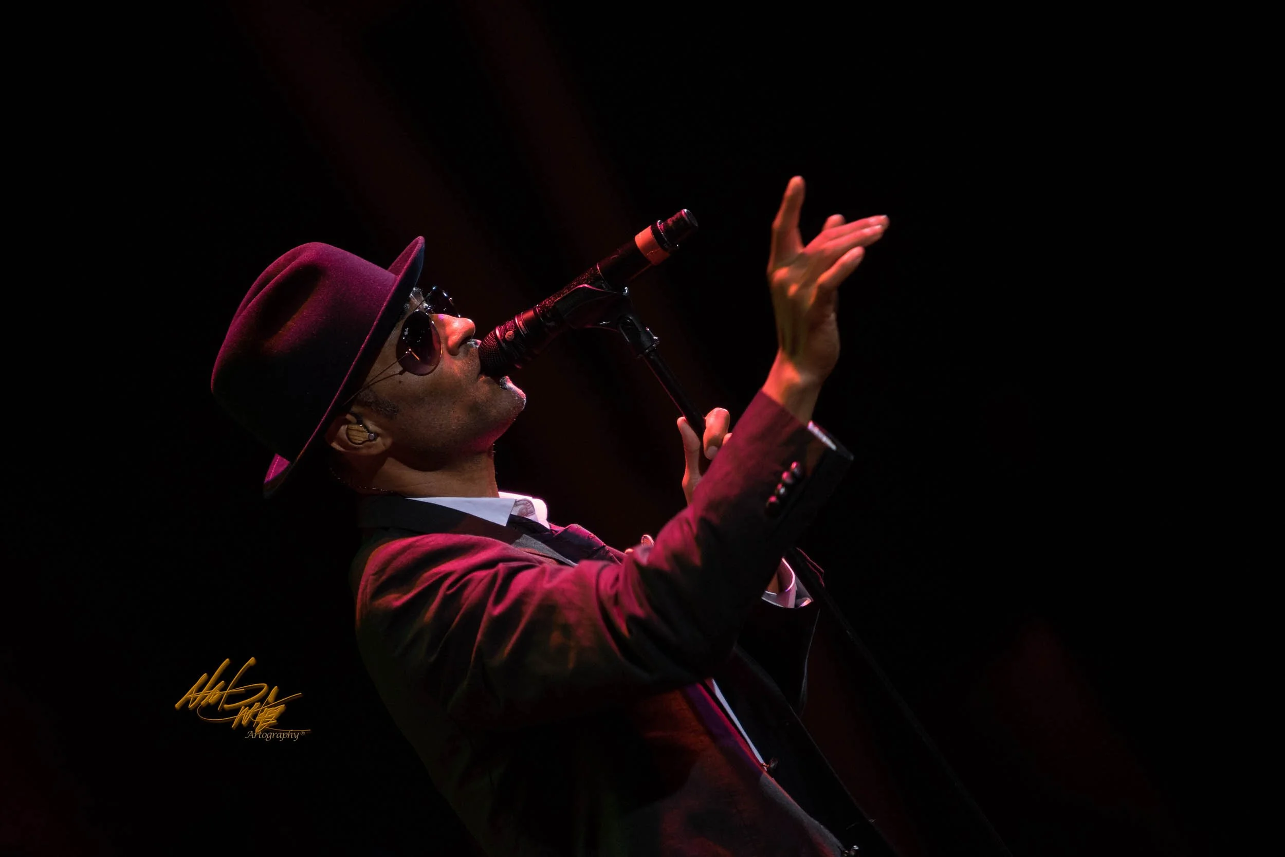 Concert photography featuring ERIC BENET captured by Nat Carter for Nat Carter Artography. Copyright © Nat Carter, Nat Carter Artography 2022 All Rights Reserved.