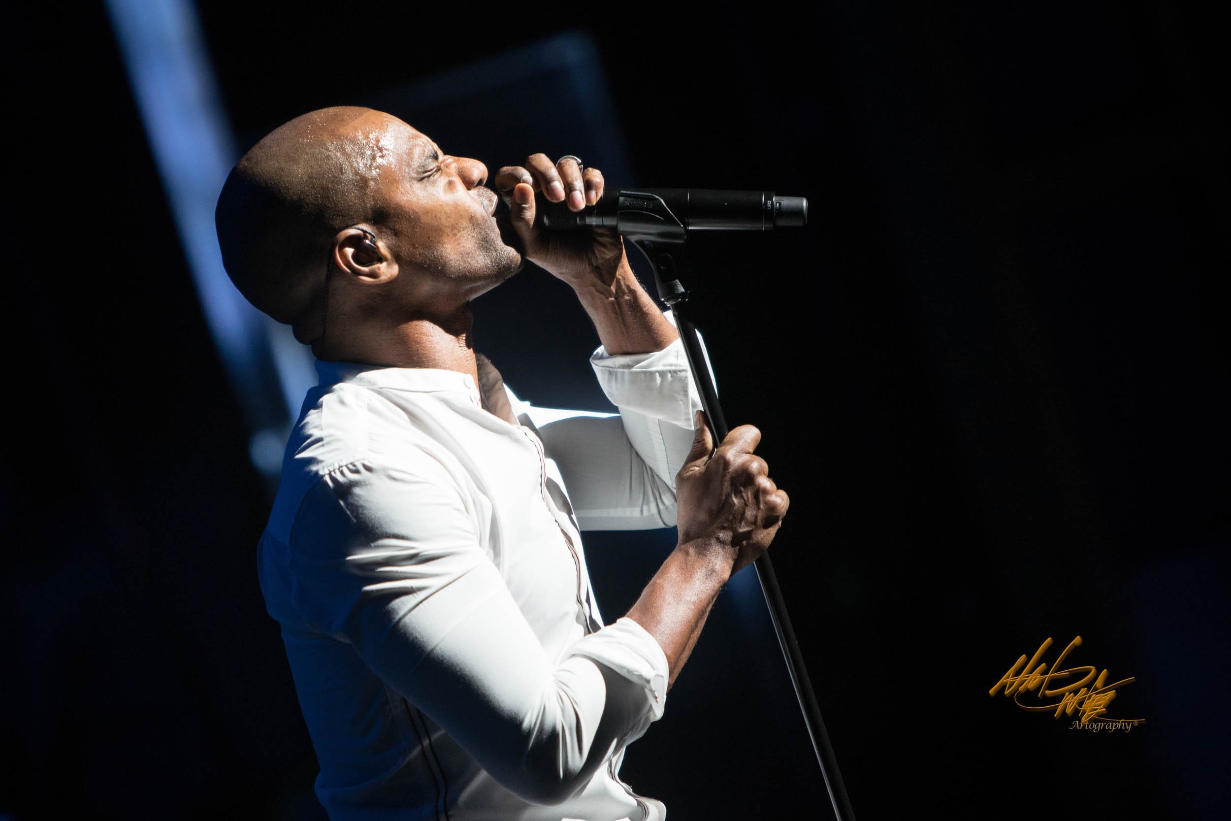 Concert photography featuring KIRK FRANKLIN captured by Nat Carter for Nat Carter Artography. Copyright © Nat Carter, Nat Carter Artography 2022 All Rights Reserved.