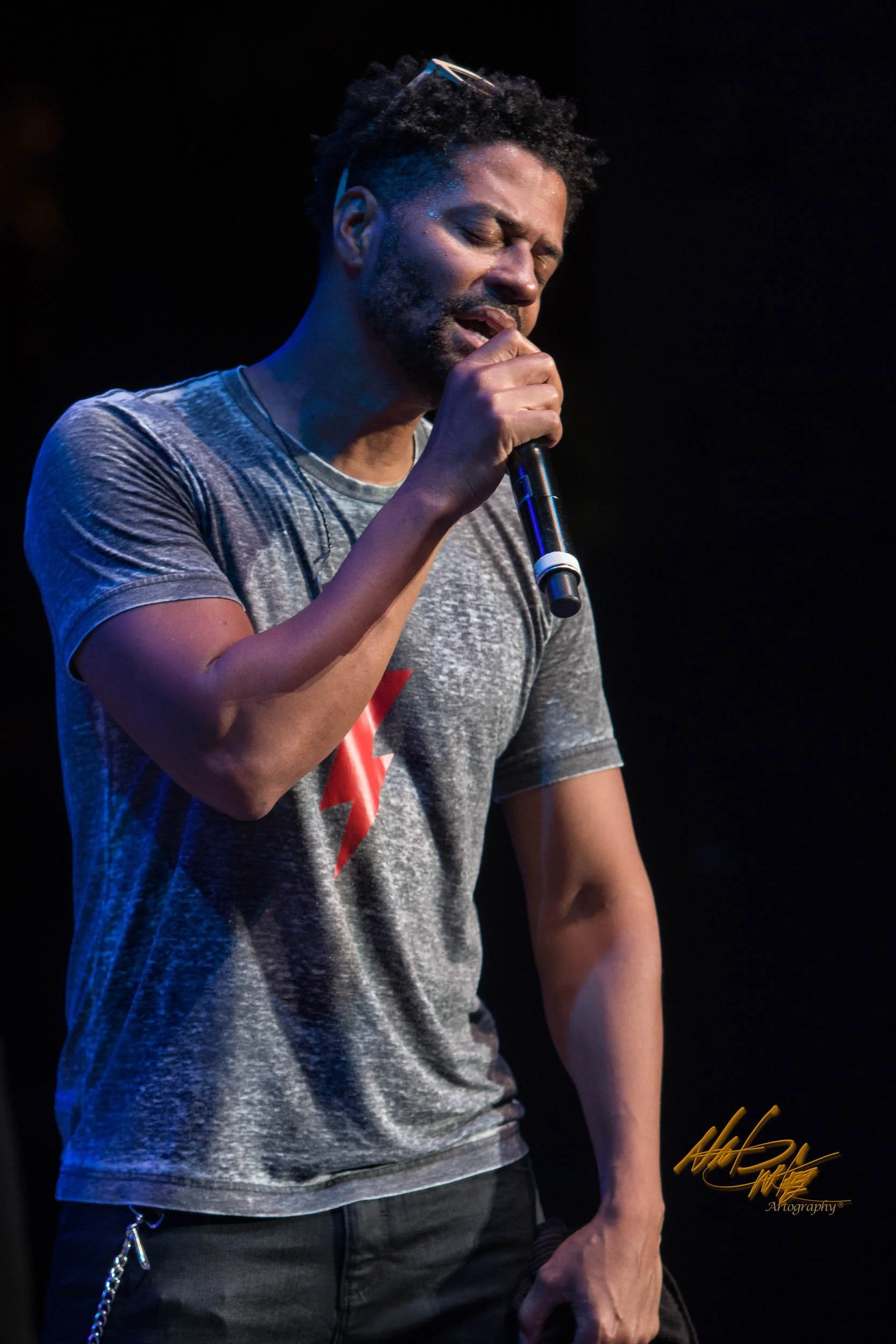 Concert photography featuring ERIC BENET captured by Nat Carter for Nat Carter Artography. Copyright © Nat Carter, Nat Carter Artography 2022 All Rights Reserved.