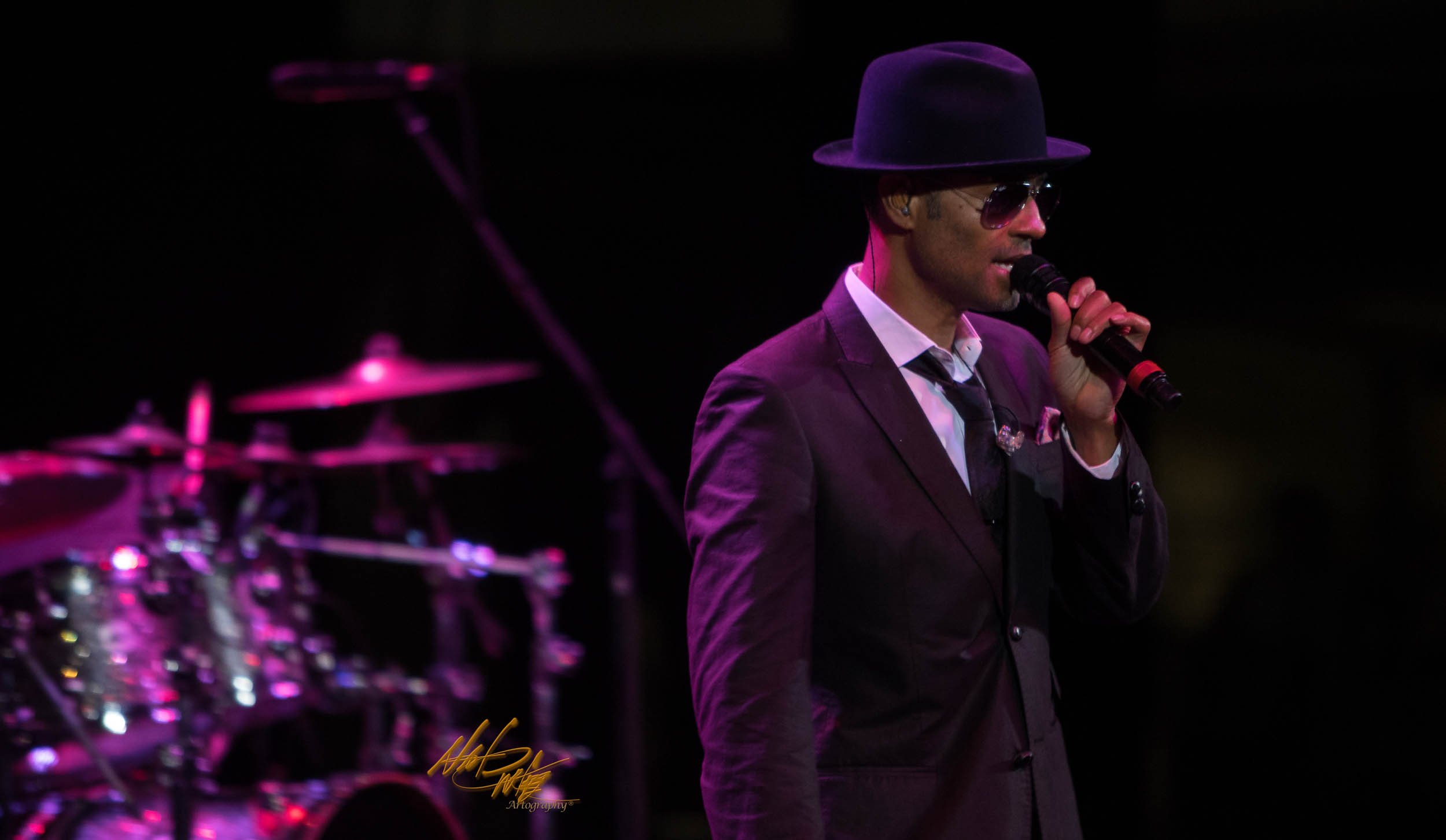 Concert photography featuring ERIC BENET captured by Nat Carter for Nat Carter Artography. Copyright © Nat Carter, Nat Carter Artography 2022 All Rights Reserved.