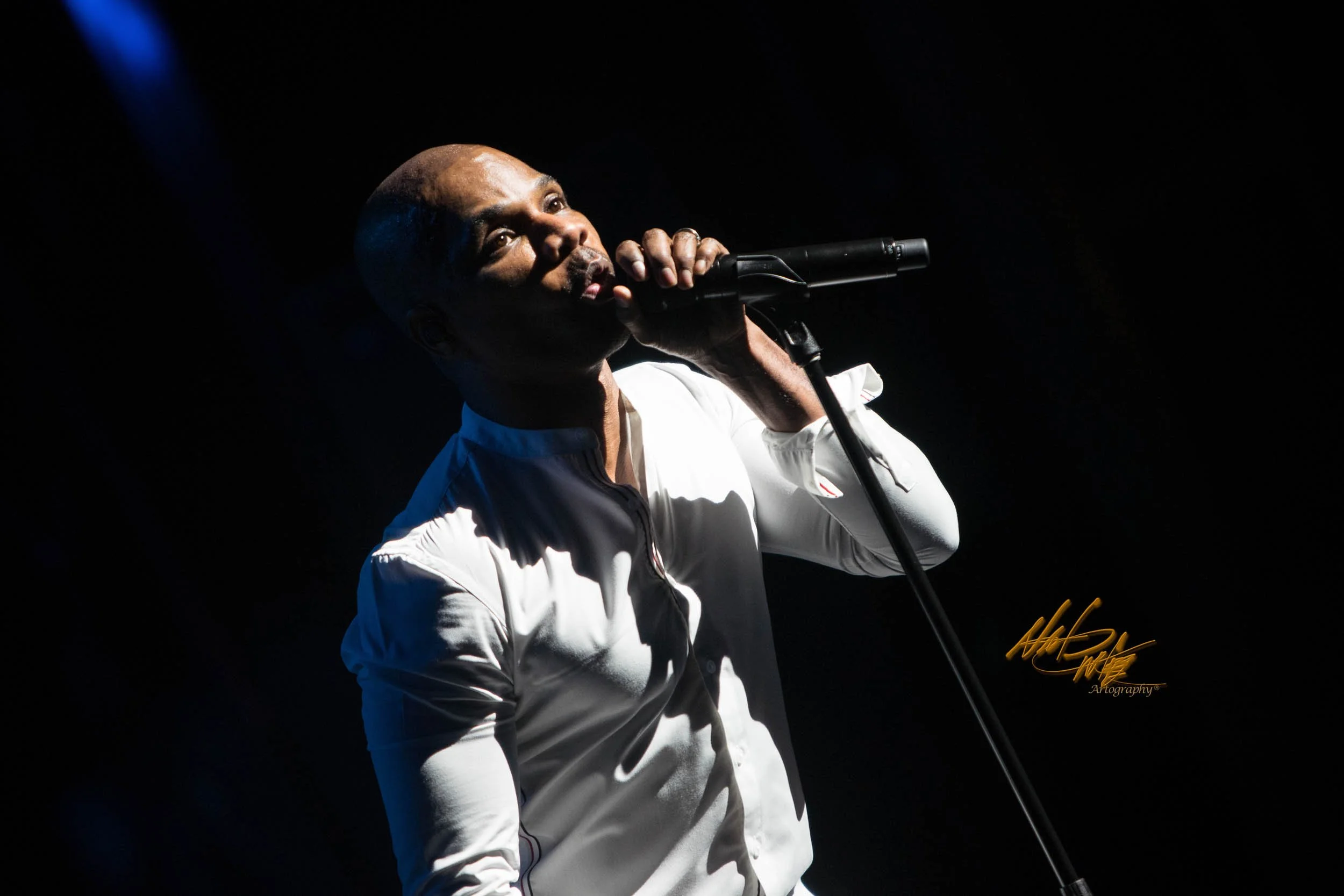 Concert photography featuring KIRK FRANKLIN captured by Nat Carter for Nat Carter Artography. Copyright © Nat Carter, Nat Carter Artography 2022 All Rights Reserved.