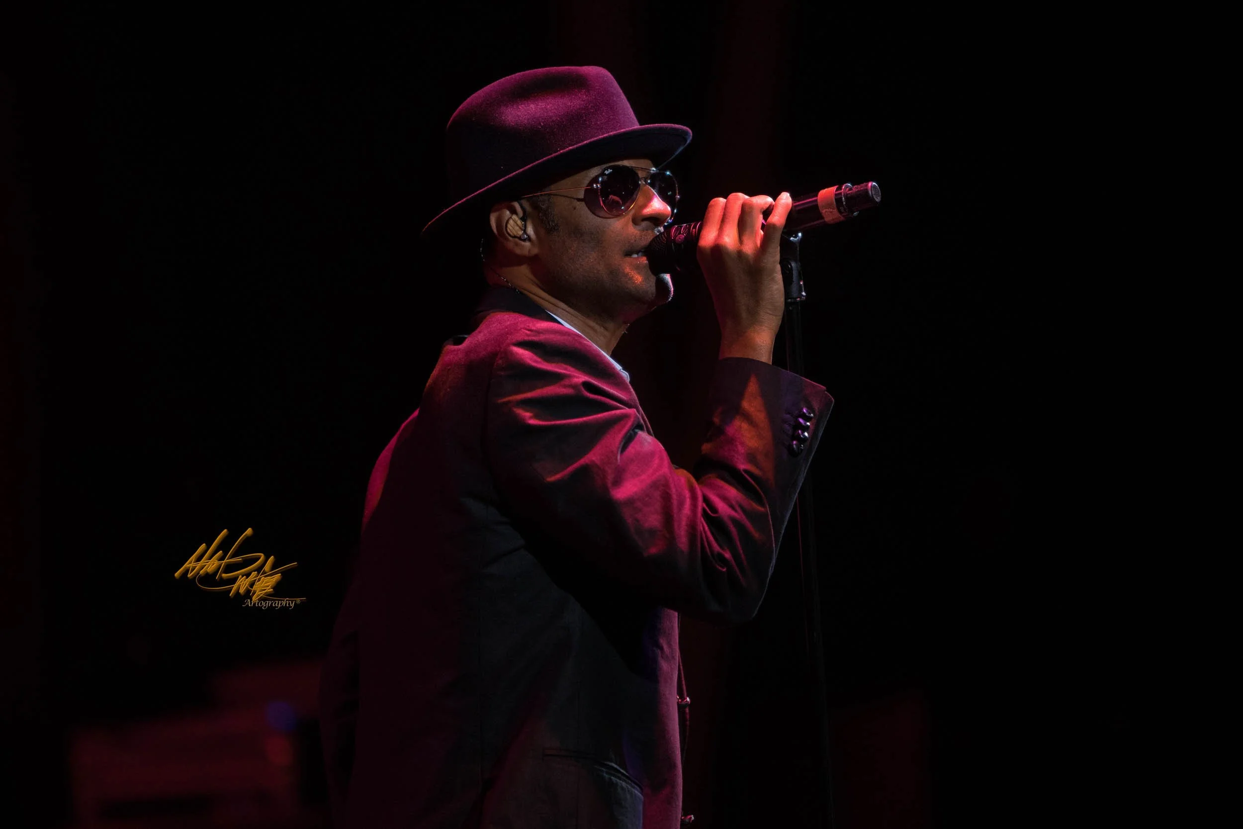 Concert photography featuring ERIC BENET captured by Nat Carter for Nat Carter Artography. Copyright © Nat Carter, Nat Carter Artography 2022 All Rights Reserved.