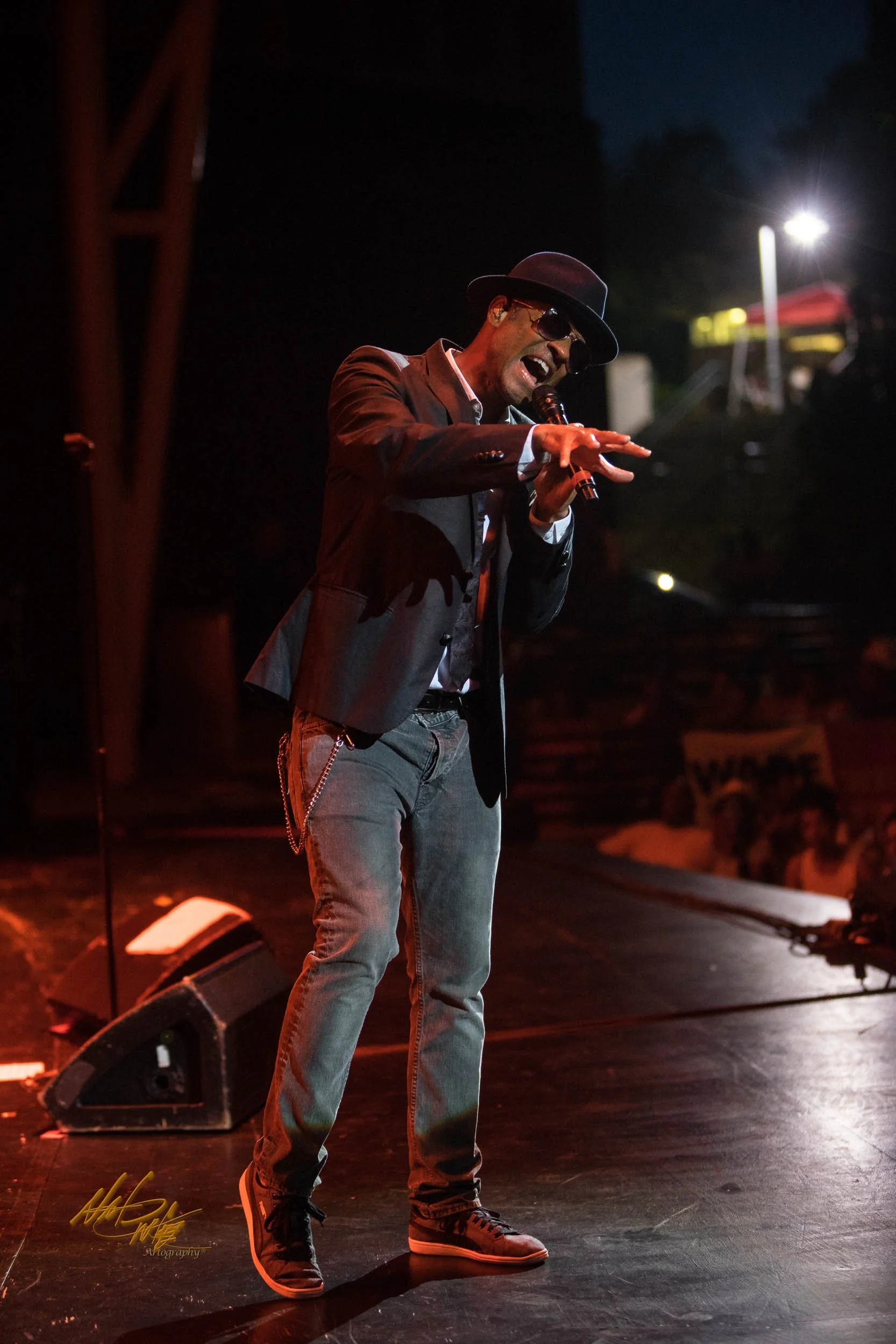 Concert photography featuring ERIC BENET captured by Nat Carter for Nat Carter Artography. Copyright © Nat Carter, Nat Carter Artography 2022 All Rights Reserved.