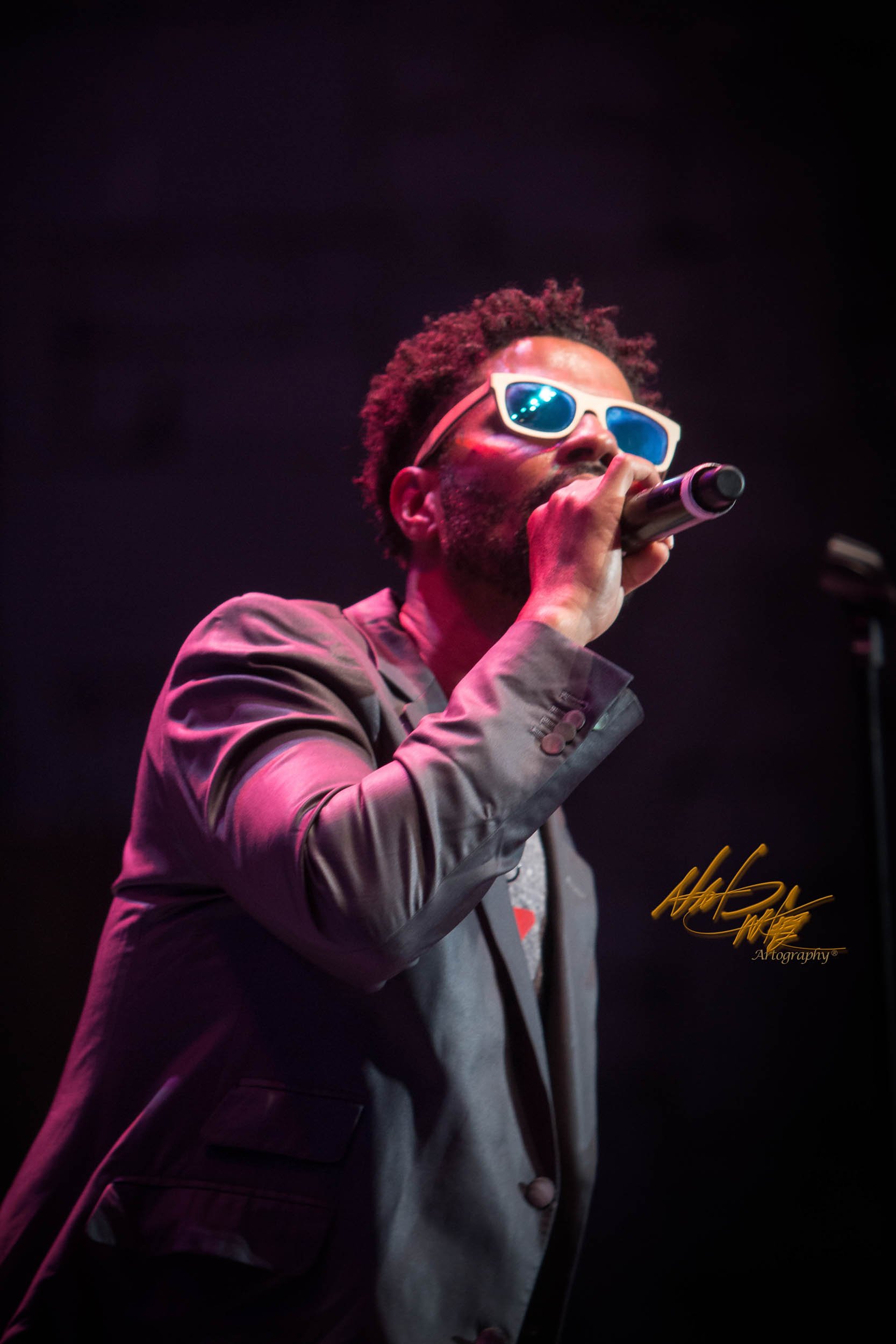 Concert photography featuring ERIC BENET captured by Nat Carter for Nat Carter Artography. Copyright © Nat Carter, Nat Carter Artography 2022 All Rights Reserved.