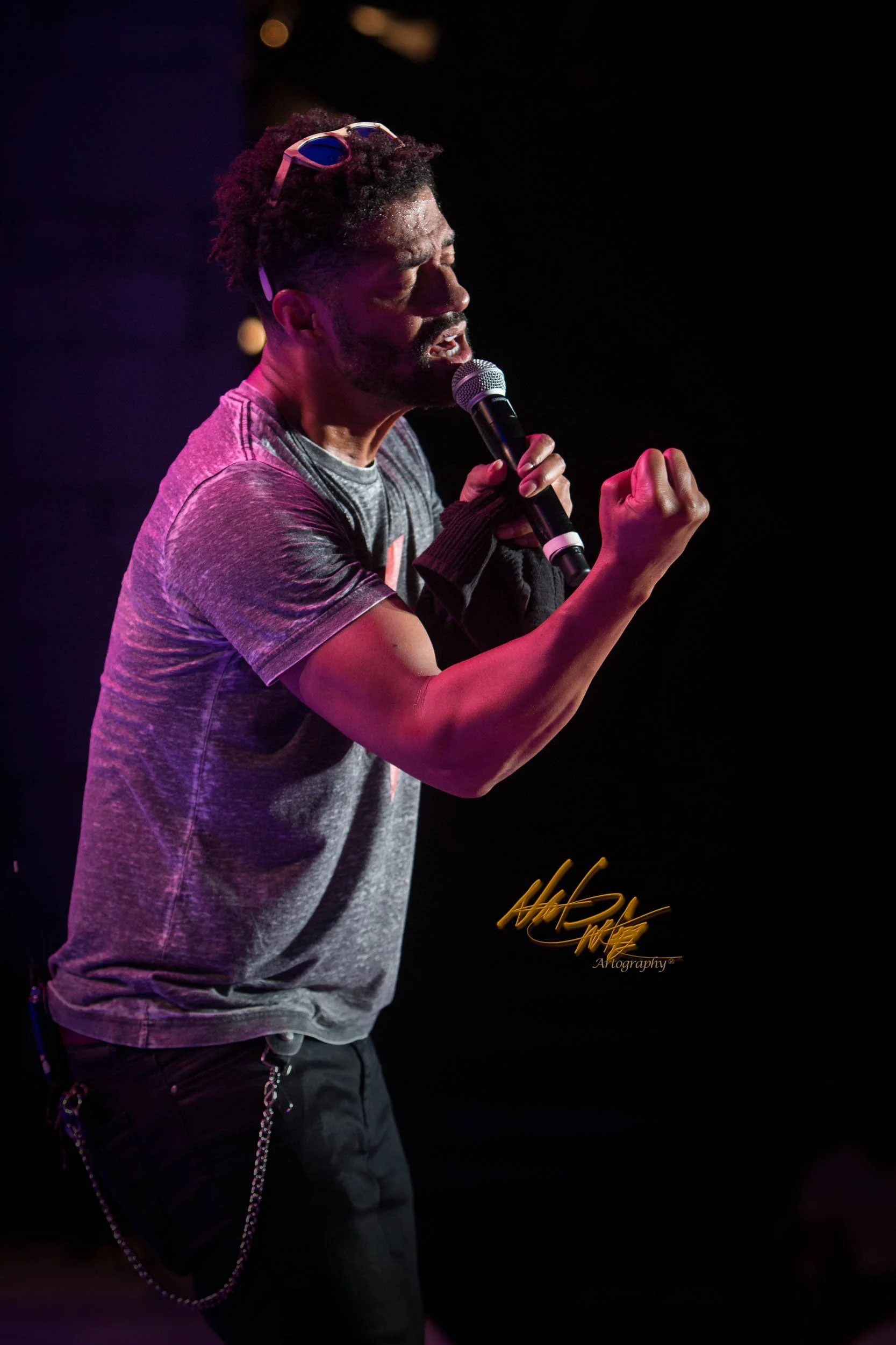 Concert photography featuring ERIC BENET captured by Nat Carter for Nat Carter Artography. Copyright © Nat Carter, Nat Carter Artography 2022 All Rights Reserved.
