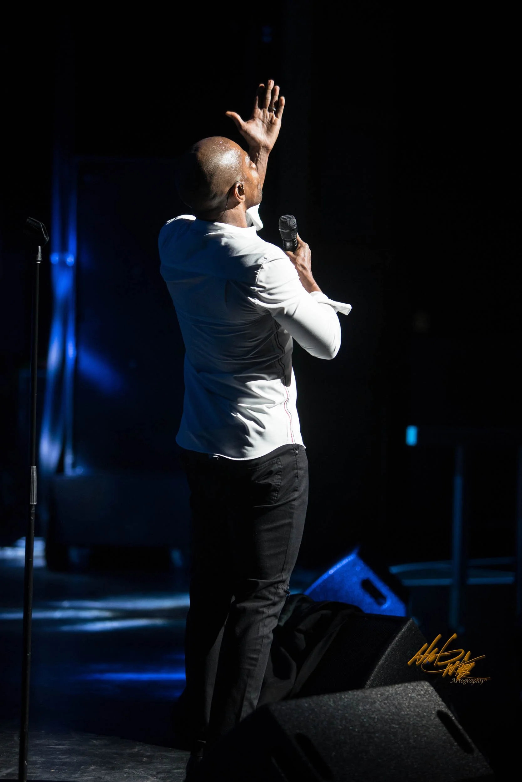 Concert photography featuring KIRK FRANKLIN captured by Nat Carter for Nat Carter Artography. Copyright © Nat Carter, Nat Carter Artography 2022 All Rights Reserved.