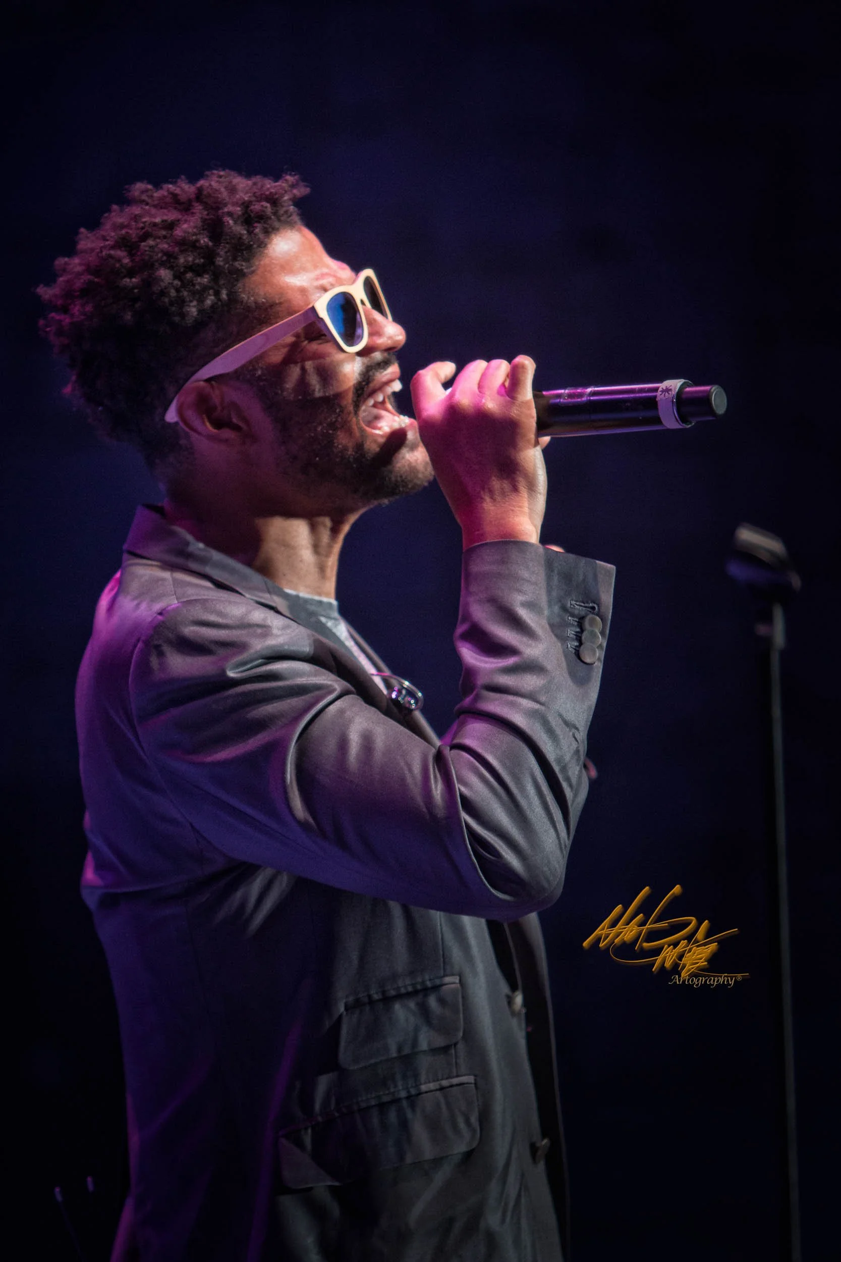Concert photography featuring ERIC BENET captured by Nat Carter for Nat Carter Artography. Copyright © Nat Carter, Nat Carter Artography 2022 All Rights Reserved.