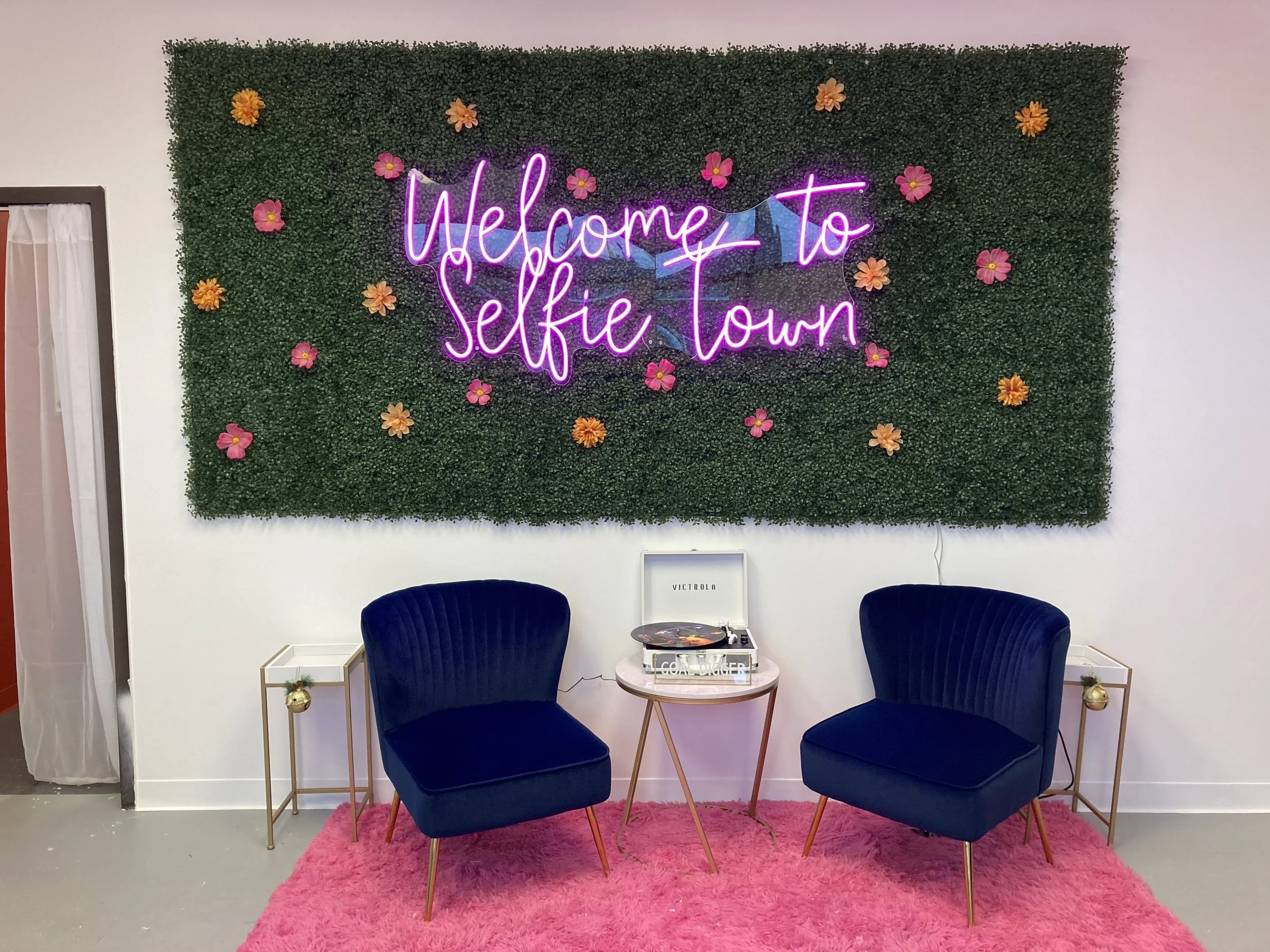 Featuring: Selfie Town 614!