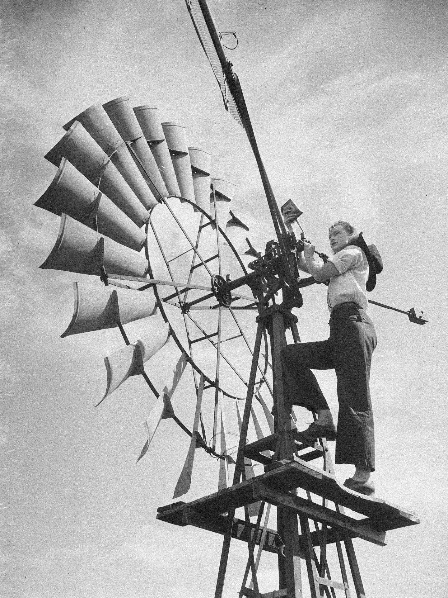 From the Archives 🎞️

Linda Malden &ldquo;Spring Ridge&rdquo; station, January 1944

&ldquo;23-year-old Linda Malden was managing her ageing parents 2,200-acre property and taking on tasks previously done by men. In addition to ploughing, drilling, 