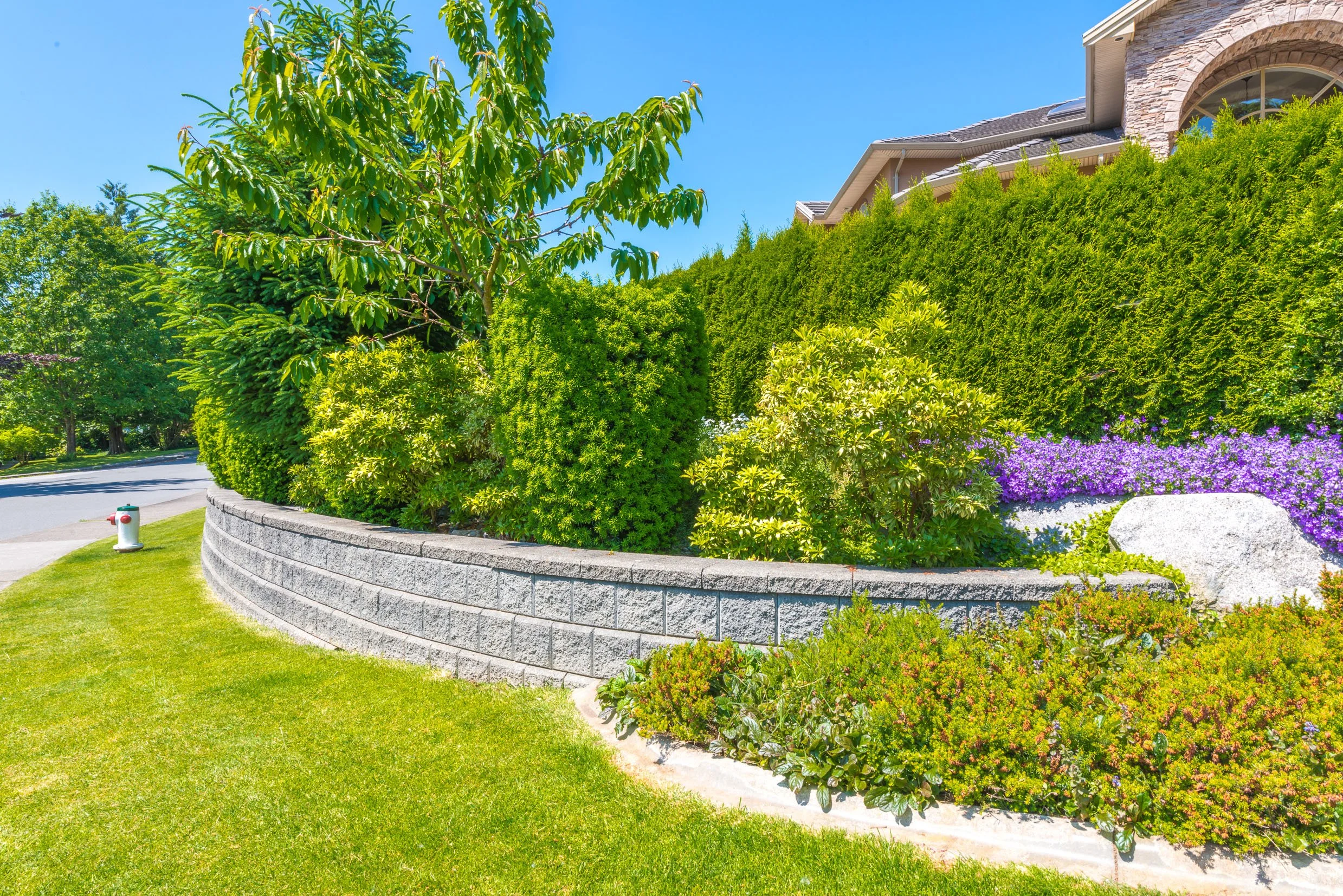 Top 4 Reasons to Hire Professional Retaining Wall Contractors