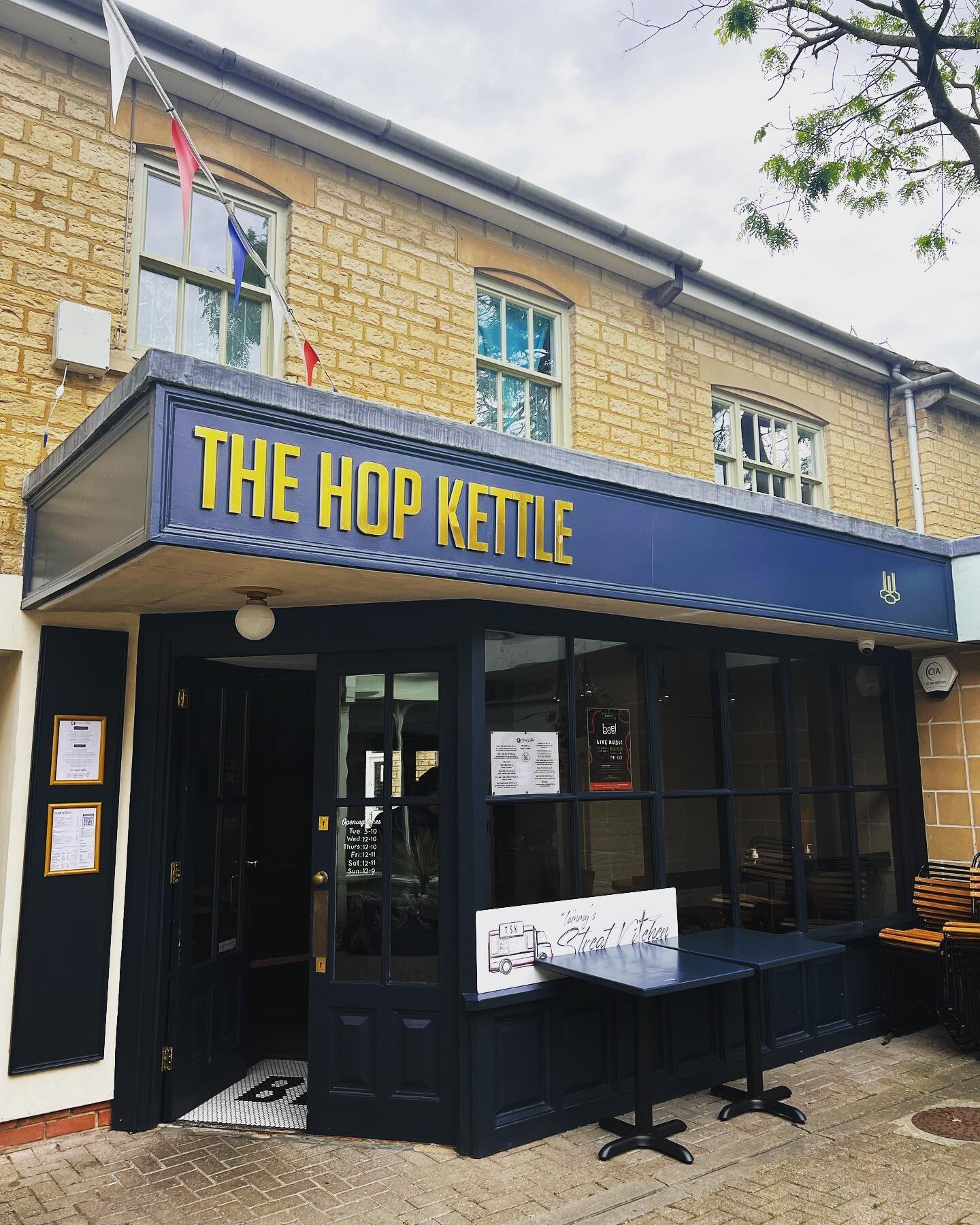 Come enjoy some great beer, food and company down at The Hop Kettle. Plenty of outside seating to enjoy the weather this weekend! 🍺☀️🌭 #cirencester #cotswolds