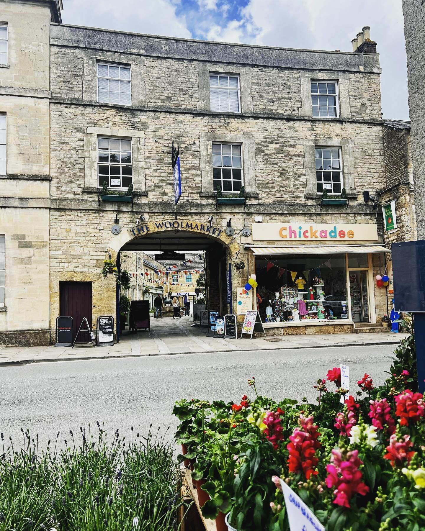 Our listed archway, looking lovely from Toomers flower display across the road. 💐💐💐💐💐💐. #cirencester #cirencestershopping #cotswolds