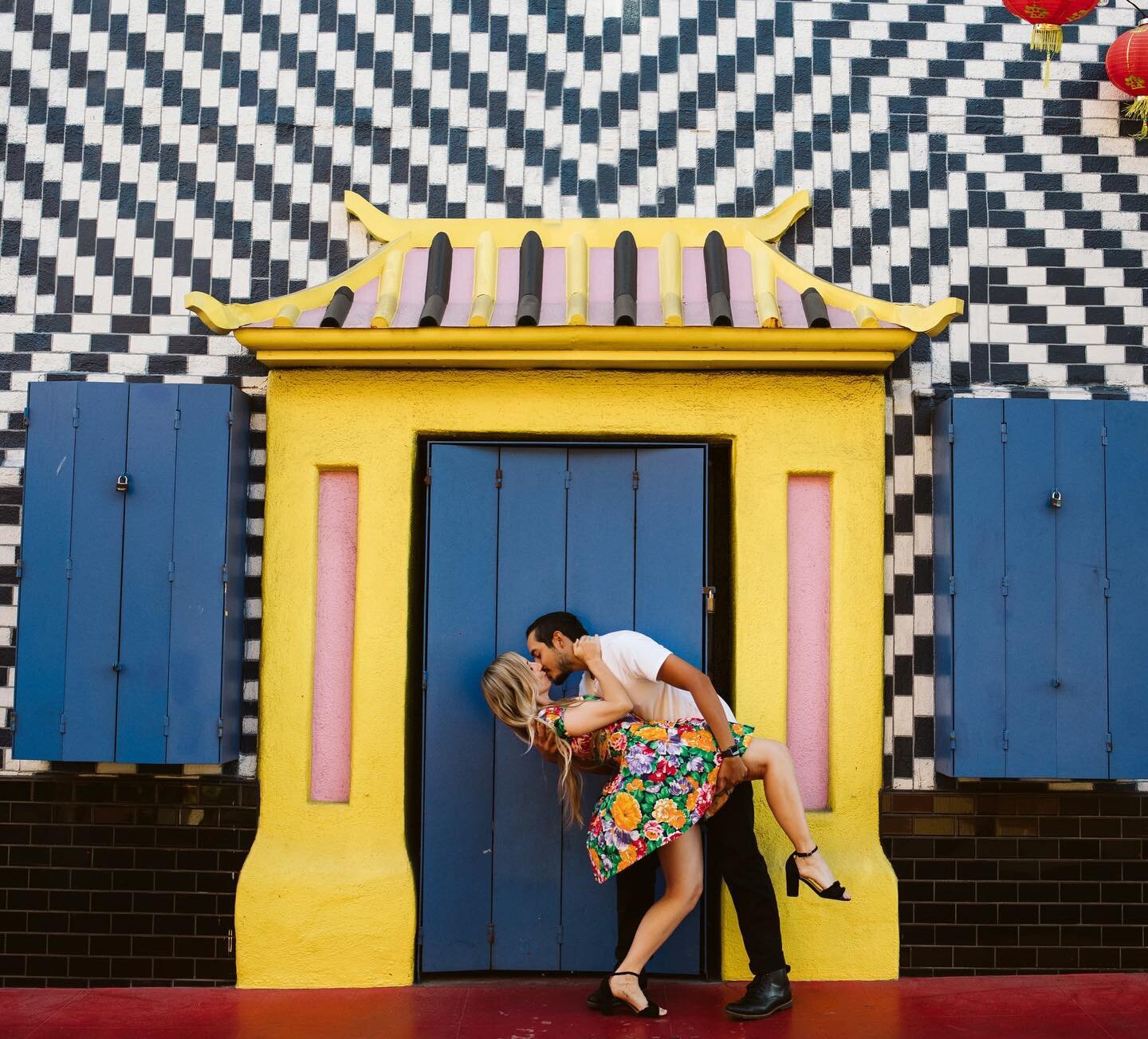 Gotta play with the psychedelic patterns when getting your engagement photos in Chinatown! 

#LosAngelesEngagement #LosAngelesEngagementPhotographer #UrbanEngagement #ChinatownLosAngeles #ChinatownLosAngelesEngagement #ChinatownLa #CaliforniaWeddingP