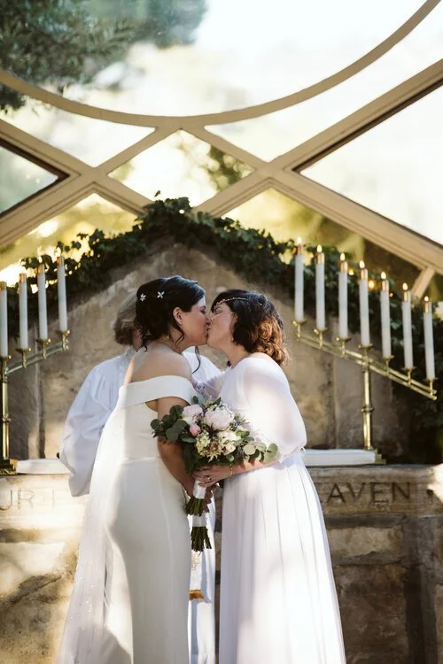 La+Petite+Photo+Wayferer+Chapel+Wedding+First+Kiss+4.jpg