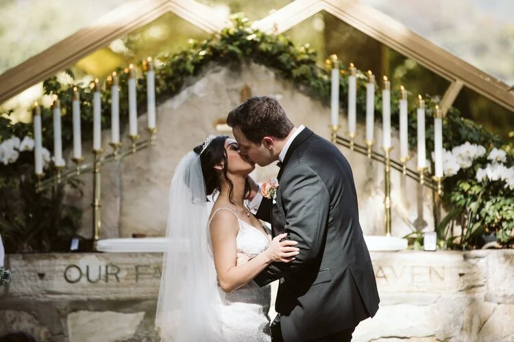 La+Petite+Photo+Wayferer+Chapel+Wedding+First+Kiss+1.jpg