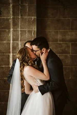 La+Petite+Photo+Smoky+Hollow+Studios+Ceremony+Kiss.jpg