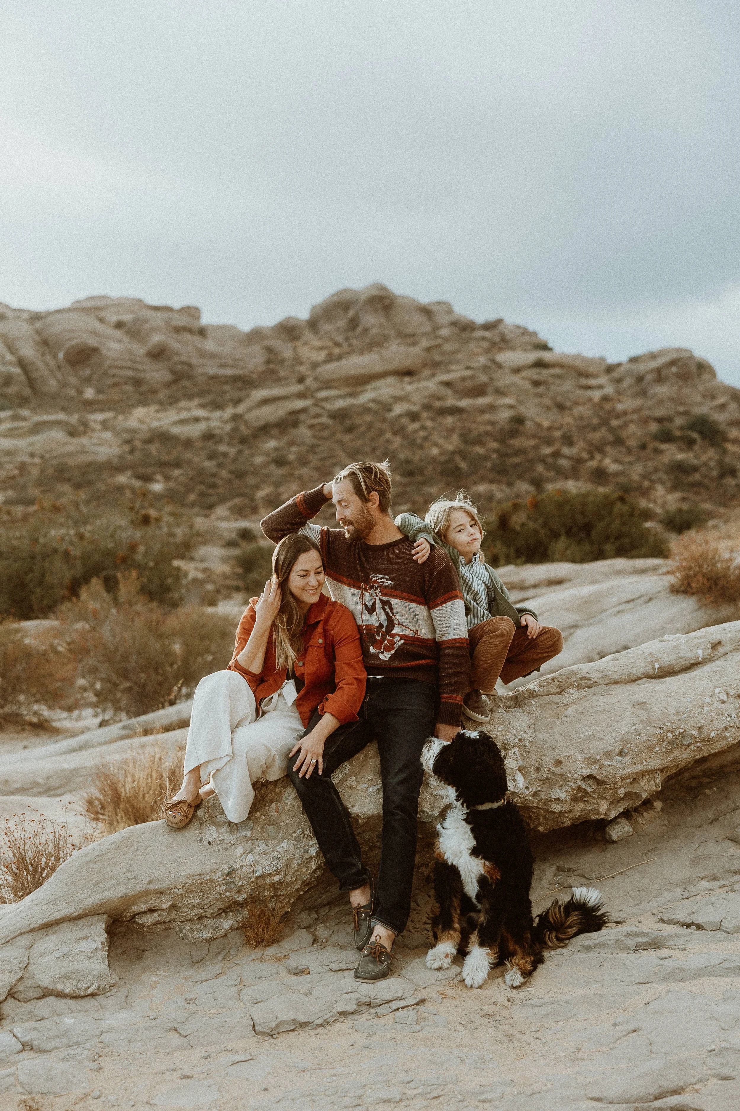 La Petite Photo Margot and her family in Vasquez Rocks
