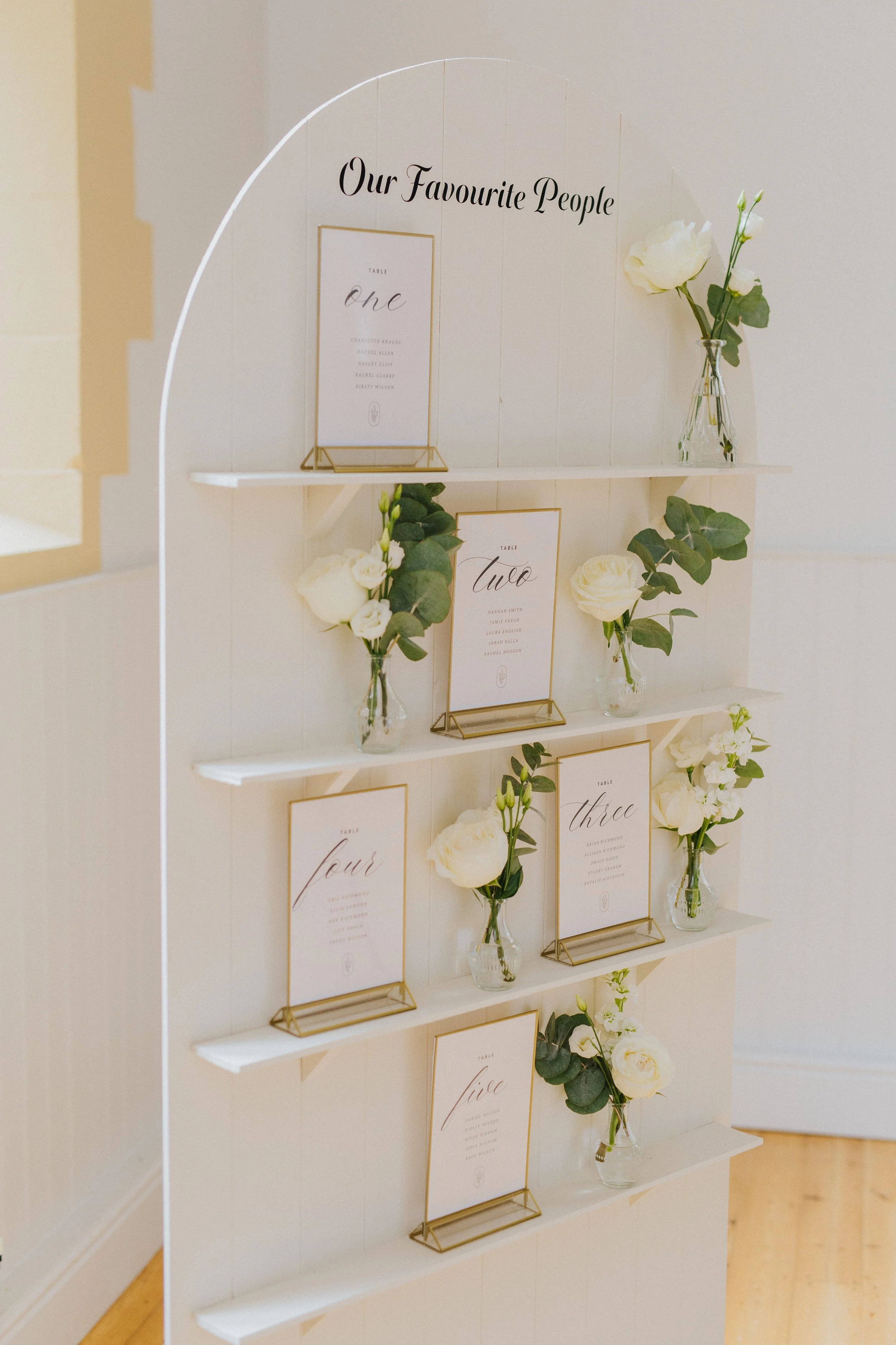 wedding table plan with shelves displaying bud vases of flowers