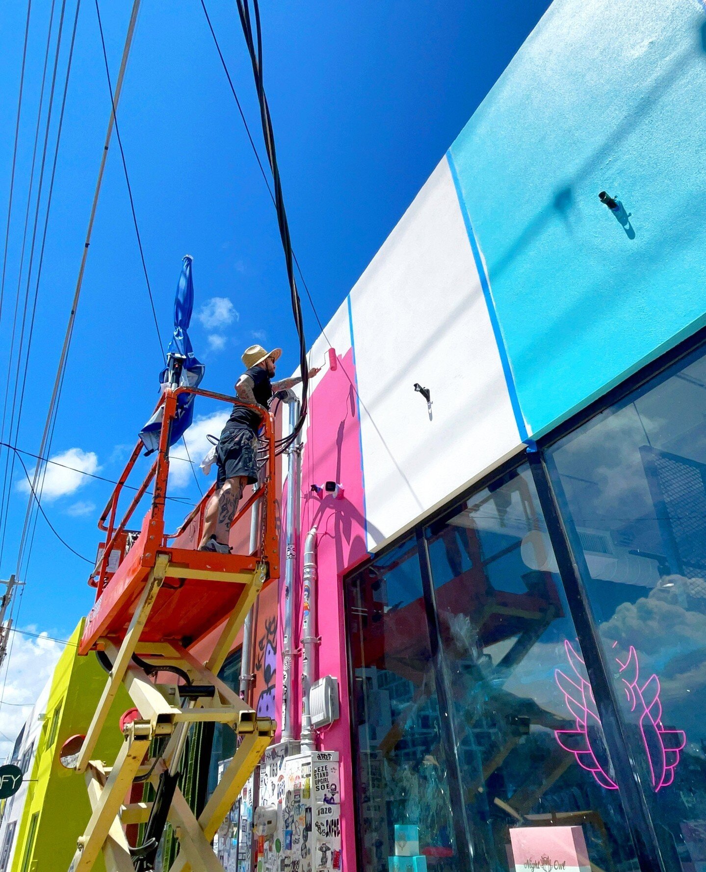 How many challenges can be captured in one photo? We see electrical wires, being up high on a lift and let's not forget the hot Florida sun. #mural #painting #miamimurals #challenges