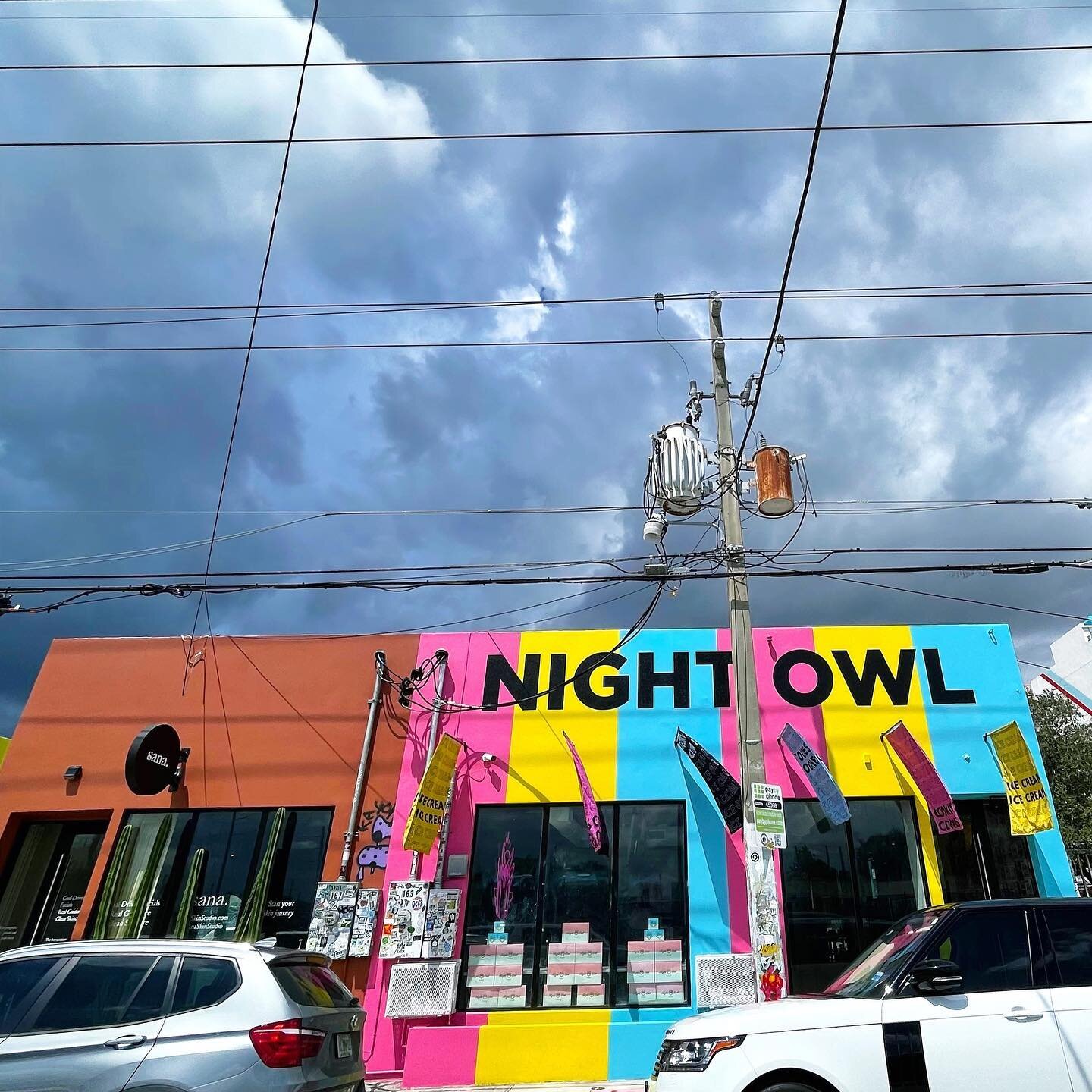 If you have a business with blank walls why not add some color, it'll draw attention in the best of ways, just look at this example for @nightowl! #mural #marketing #colorful #branding #businessexterior