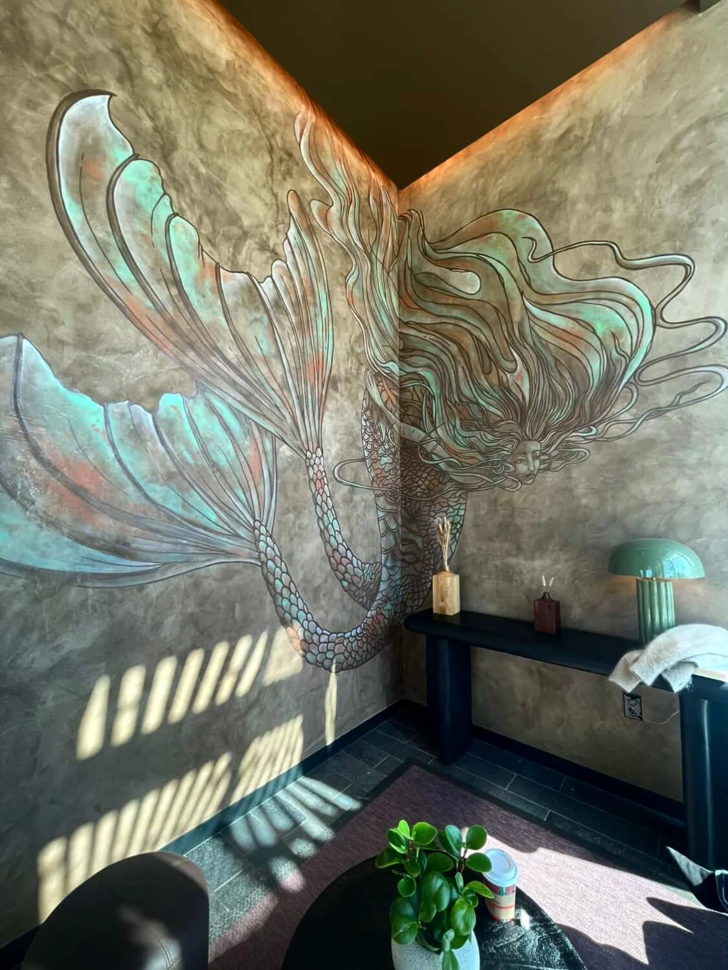 A super cool shot of the siren @cynno painted for @starbucks in @aventuramall now that they&rsquo;re open and running.

Thanks for the photo, @johanopoly! 
@starbucksstoredesignmiami
