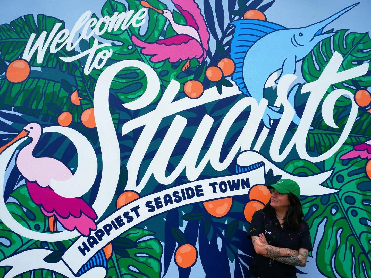 Final photo shoot at @matildaslifestyle in the @cityofstuart featuring a doggy photobomb 🥰

#muralist #publicart #streetart #handpainted