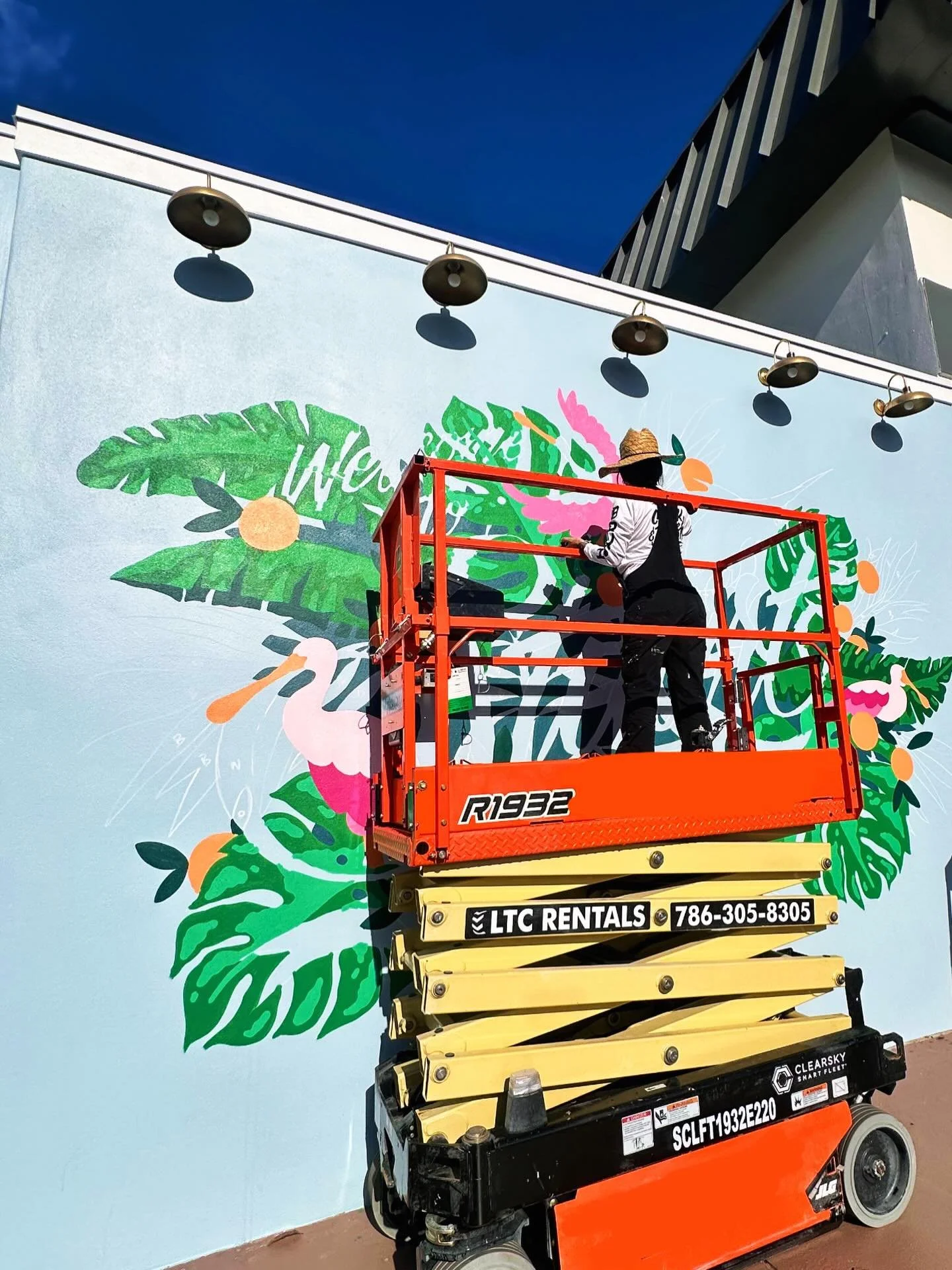 Perfect weather for public art 🩷

@matildaslifestyle 
@cityofstuart 
#muralist #publicart #mural #artist #painter