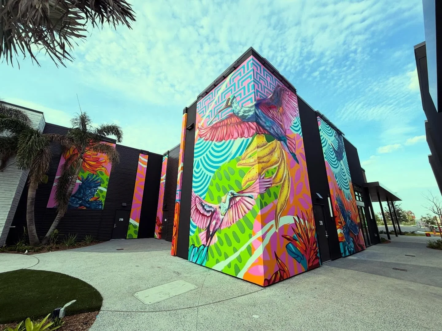 Finished mural installation at @lakenonawest - designed by @cynno and painted by @abstrk and @xx_dos_xx, this mural features local birds layered over graphic prints inspired by the lake, nature, flowers, and community of Lake Nona. 

#mural #muralist