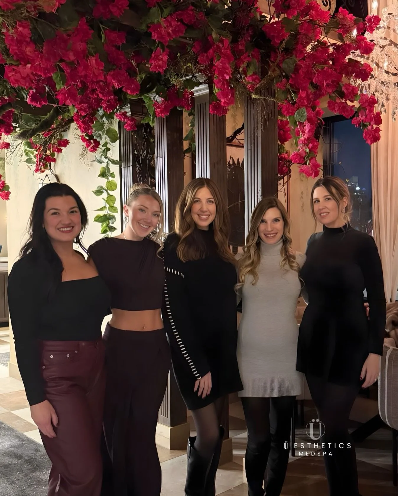 From our&nbsp;&Uuml;esthetics&nbsp;family to yours, Merry Christmas, Indianapolis. 🤍
May your day be filled with warmth, rest, and the kind of joy that makes you glow from the inside out.
Thank you for trusting us with your confidence and your skin 