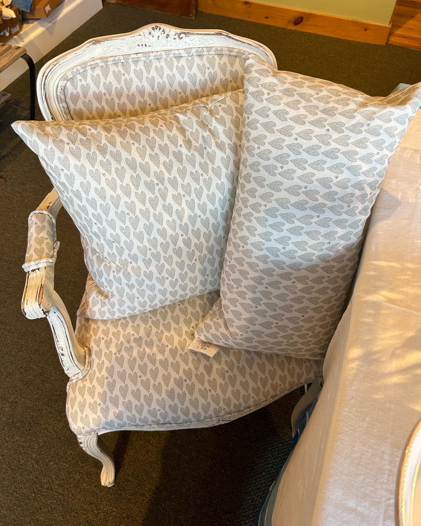Save your seat!! 20% off 4/6-4/20 on Betsy Gallagher in store originals. Her pillows and reupholstered vintage pieces are one-of-a-kind! @gallagher0814 

#pastbasketmilwaukee #springrefresh 
#artistian 
#homedecor 
#artisanmade 
#shopsmall 
#mke #spr