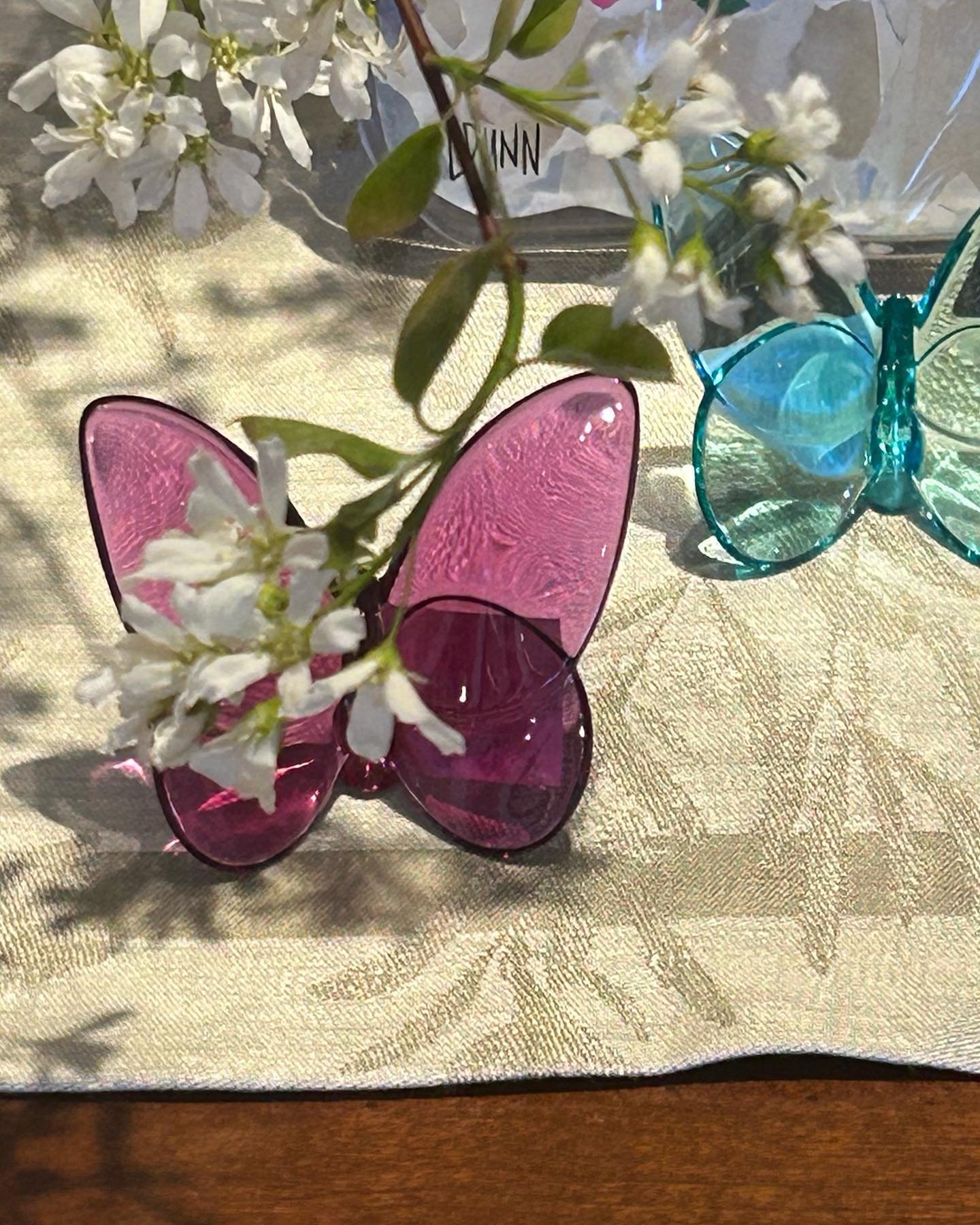 🦋 from @baccarat!! Go ahead and &ldquo;wing it&rdquo; for Mother&rsquo;s Day. We are so proud to be Wisconsin&rsquo;s exclusive @baccarat dealer. 

#pastbasketmilwaukee 
#baccarat
#mothersday
#springdecor
#artisanmade
#butterflydecor
#tabletop
#mke
