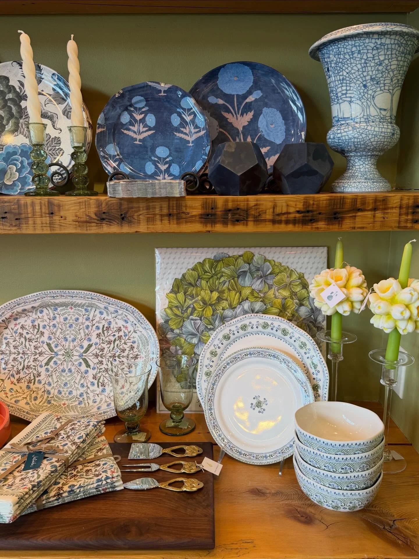 The Shoppe Lately - a favorite for our Brides these days! You can&rsquo;t go wrong when you have a little fun with @juliskaofficial. 

ps. if you come visit, you might peep a little bit of our freshly redesigned logo around the store 🍐 

#tabletop #