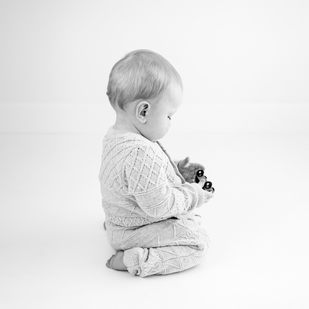 Capturing a moment...sometimes the quiet times when your baby is totally engrossed in playing with their favourite toy creates the most powerful and beautiful memory ❤

#babycomingsoon #babycomingsoonedinburgh #newbornedinburgh #newbornphotographyedi