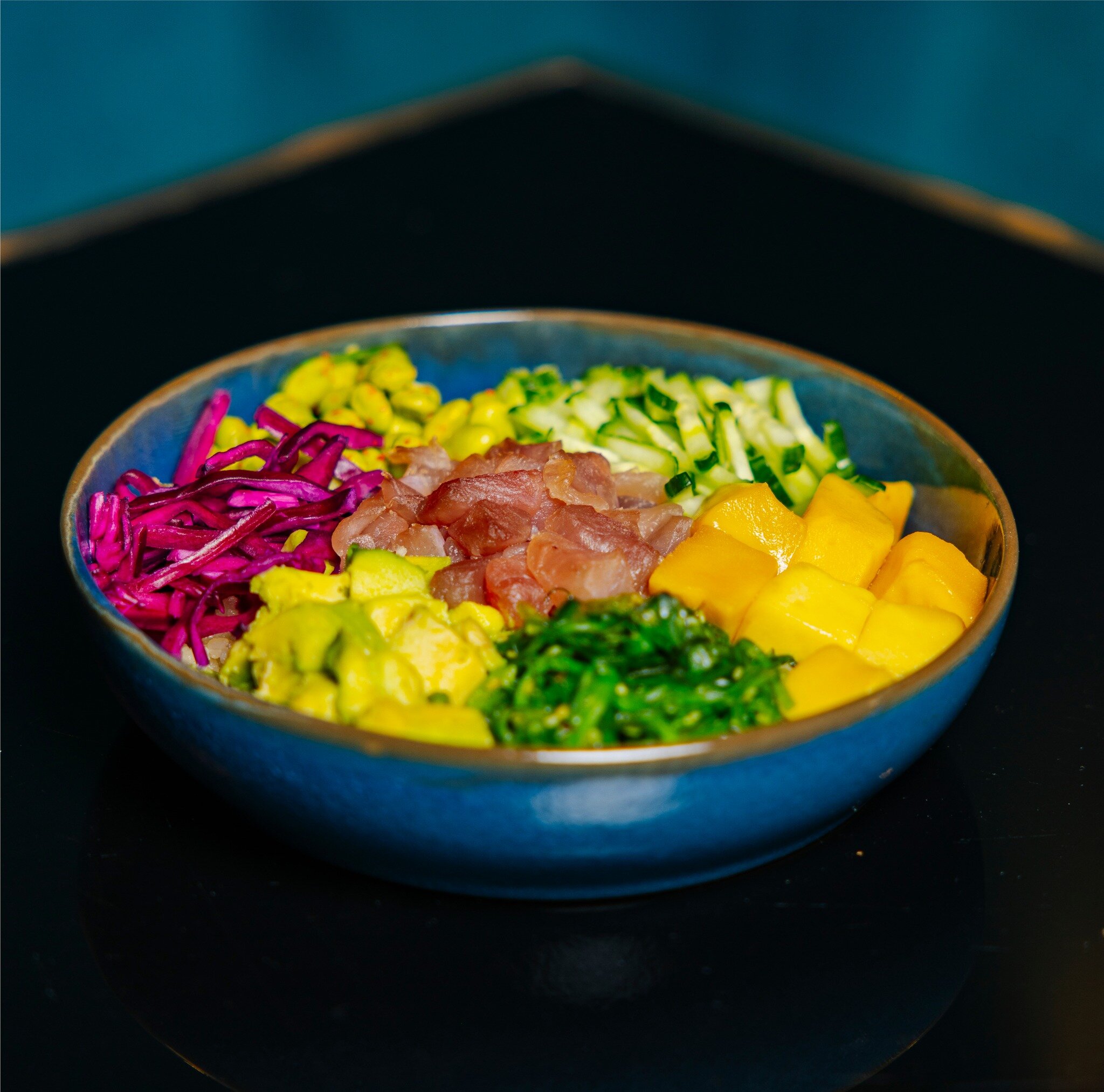 Satisfy your cravings without leaving the slopes.🏂💚 Order your favorite Pok&eacute; bowls online and have them delivered straight to your chalet. So treat yourself to a poke-tastic feast today!🤪 Order via the link in bio!

#Pokelicious #ValThorens