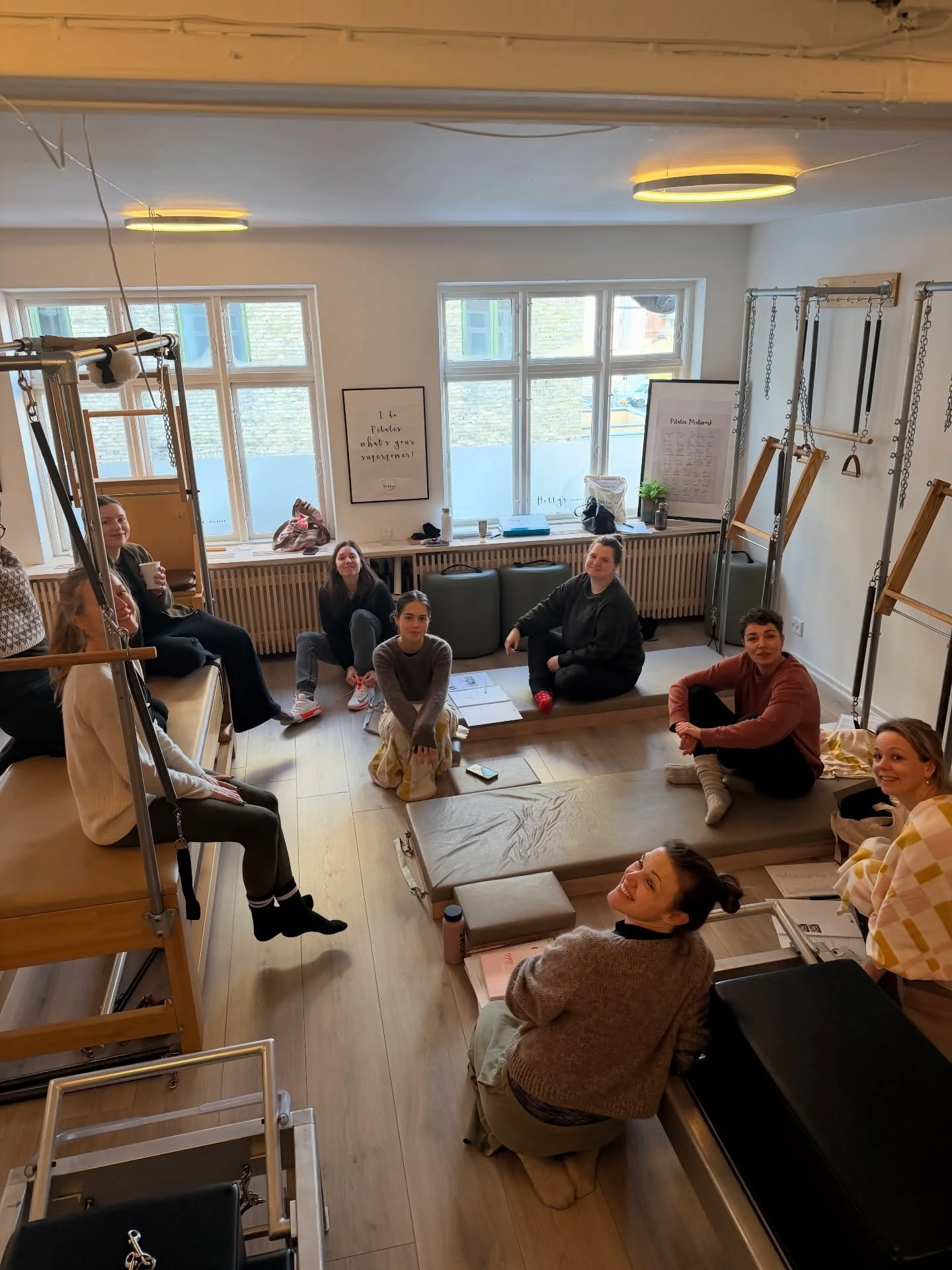 Busy bees 🐝 

Der har v&aelig;ret fuld gang i studiet i weekenden, b&aring;de i vores dejlige reformersal og i vores matwork rum, hvor vi har afholdt den (n&aelig;sten) sidste omgang inden eksamen med @den_danske_pilatesskole 💐 Her f&aring;r i en l