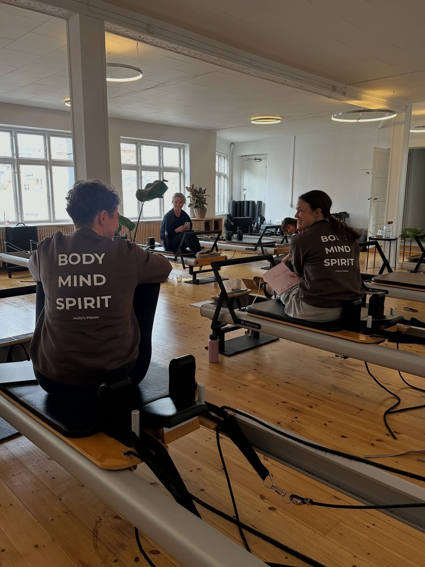 For et par dage siden samledes nogle af vores nyuddannede instrukt&oslash;rer i klassisk Pilates for at finde ud af, hvordan vi bedst kan videregive al vores fede og sjove viden til vores allerede seje reformer-hold 💪🏾

Vi tilbragte et par timer sa