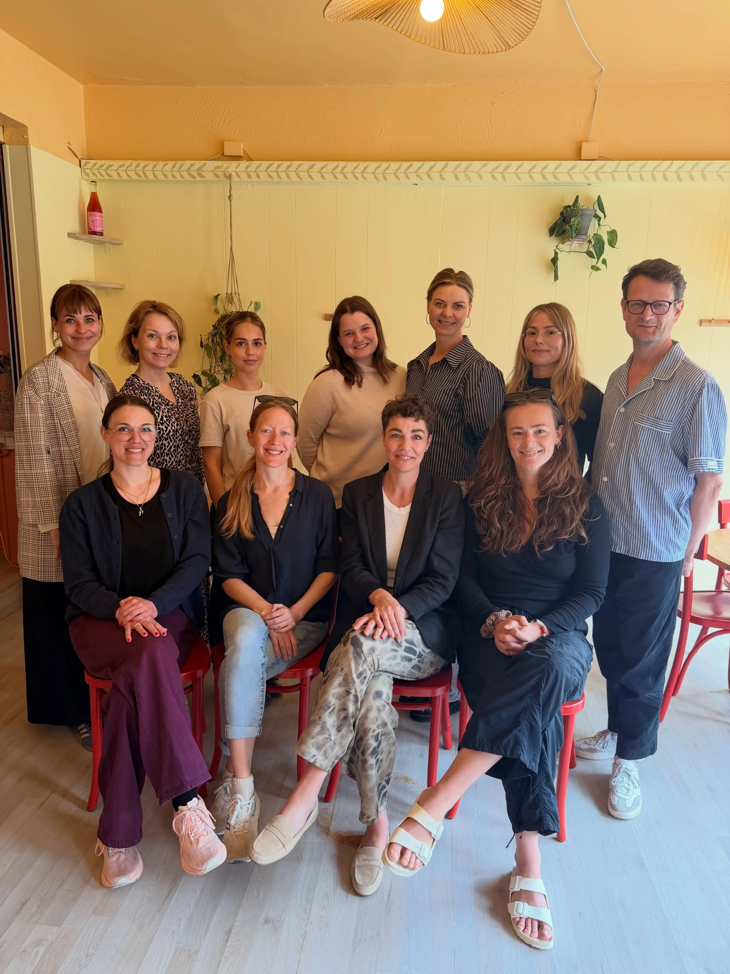 Personale‑workshop i trygge rammer hos @naer_mikrobageri 🤍 I g&aring;r brugte vi et par timer sammen p&aring; at dykke endnu dybere ned i instrukt&oslash;rrollen. Det gav plads til refleksion, nye perspektiver og gode snakke. Tak til Tine fra Caf&ea