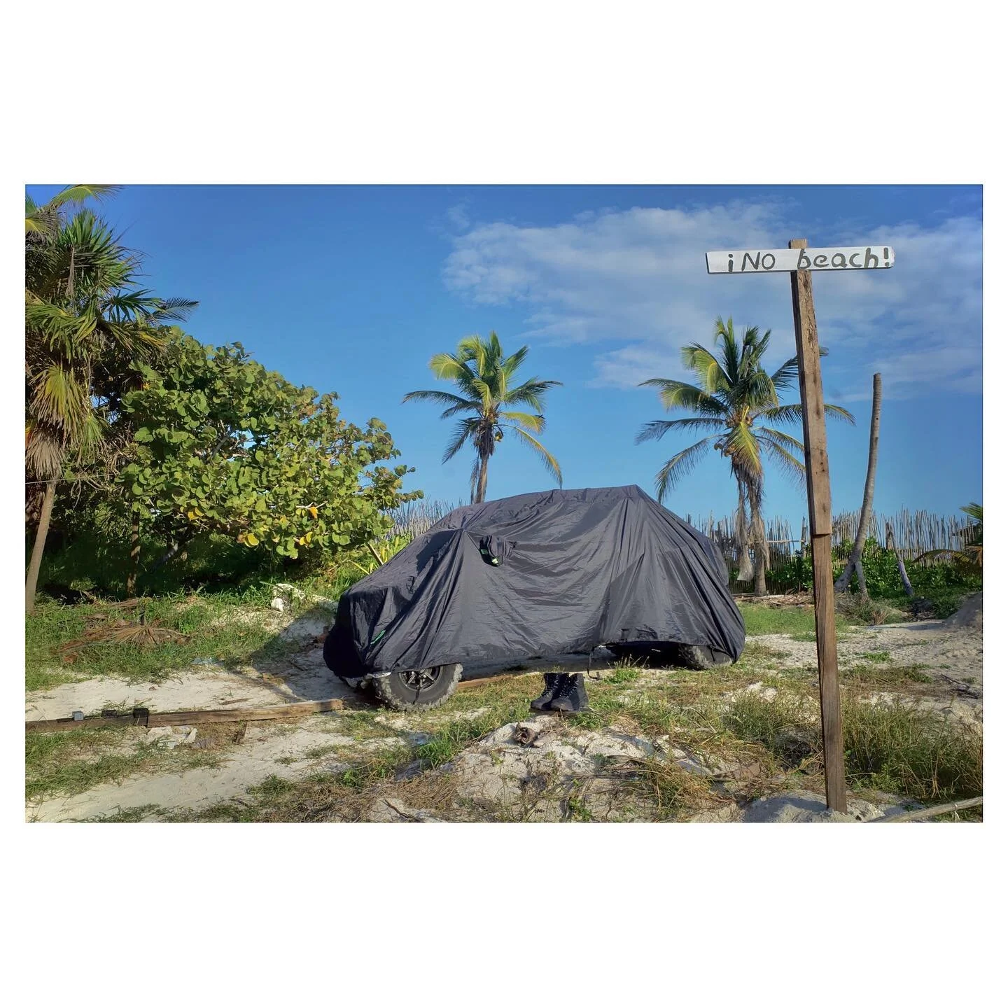 No Beach, Tulum, Mexico&rsquo;22 🌴
&mdash;&mdash;&mdash;&mdash;&mdash;&mdash;&mdash;&mdash;&mdash;&mdash;&mdash;&mdash;&mdash;&mdash;&mdash;&mdash;&mdash;&mdash;&mdash;
#beach #tulum #m&eacute;xico #streetphotography #ricohgriii #ricohgr #grsnaps #t
