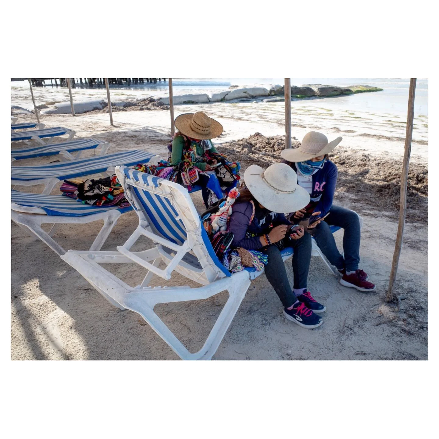 Beach Sellers, Holbox, Mexico &lsquo;22
&mdash;&mdash;&mdash;&mdash;&mdash;&mdash;&mdash;&mdash;&mdash;&mdash;&mdash;&mdash;&mdash;&mdash;&mdash;&mdash;&mdash;&mdash;&mdash;
#beachseller #holbox #mexicotravel #streetphotography #ricohgr3 #ricohgr