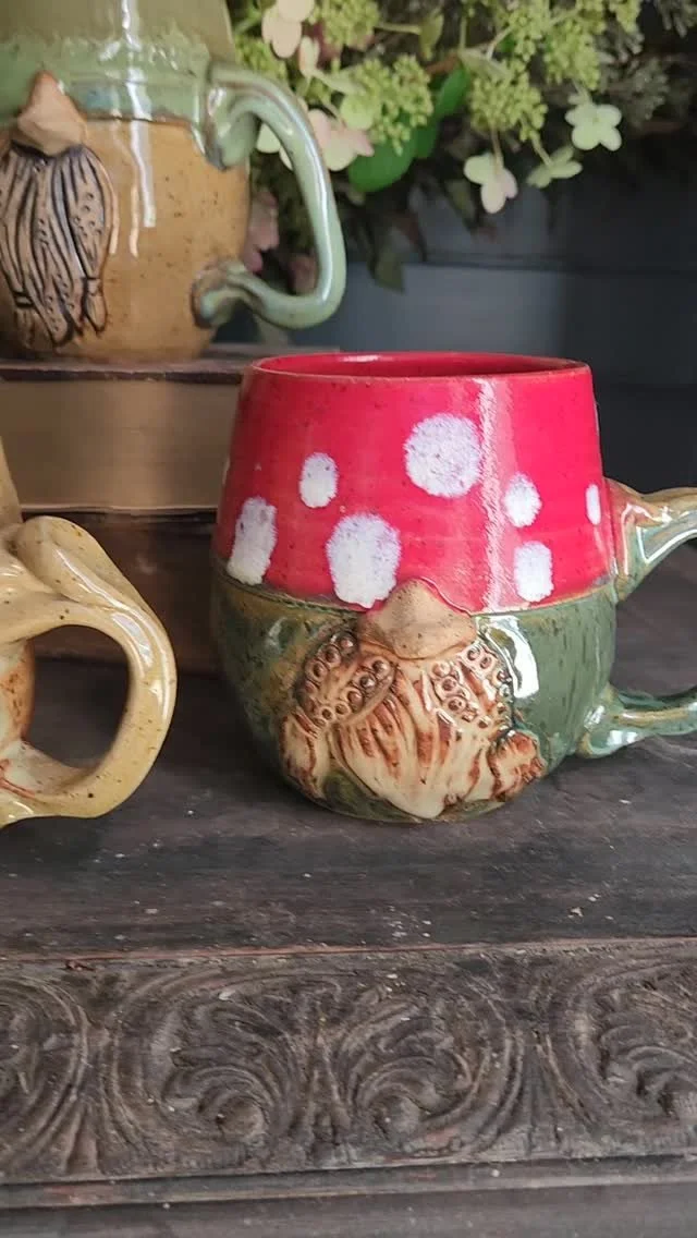 Family photo time!
Hey, you, in the back-- smile!
Gnomes coming to my website Friday at noon!
#thepotteress #gnomeharvestfestival #gnomesofautumn #gnomemugs #dancingtaddybogle #folkartfriday