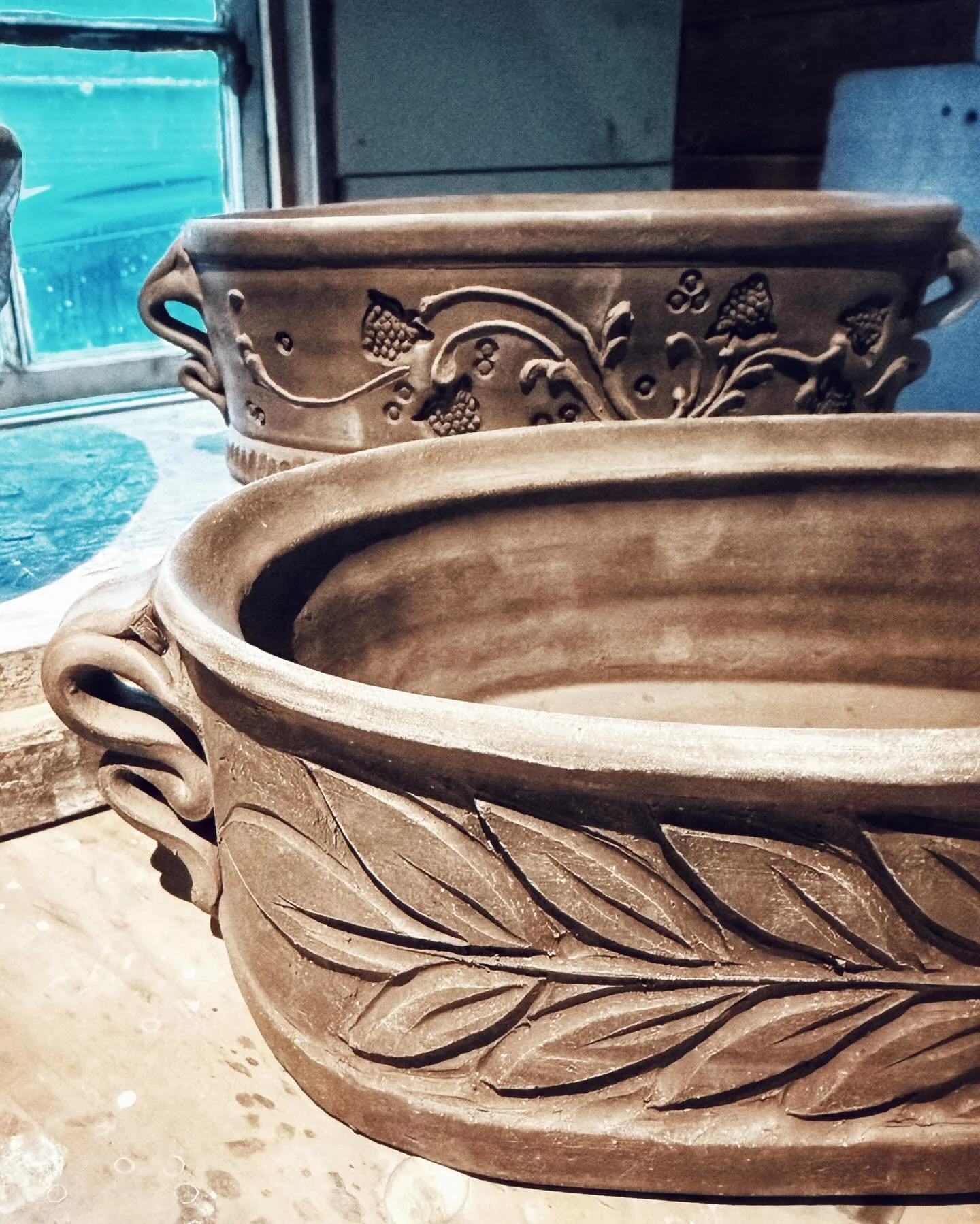 A couple of casserole dishes that I hope will have lids when they&rsquo;re done. But they&rsquo;re going to have to wait a bit because today, we&rsquo;re touring @grovecitycollege 

@thepotteress #collegevisit