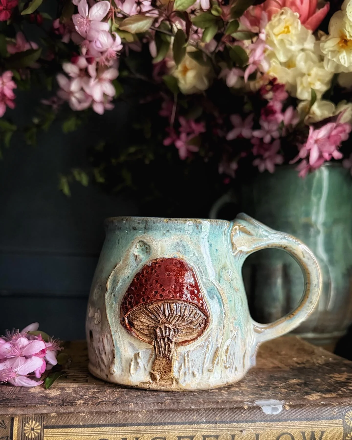 Why are mushrooms the cutest?? 

#thepotteress #aprilcore #hobbitcore #ashortcuttomushrooms #mushroommugs