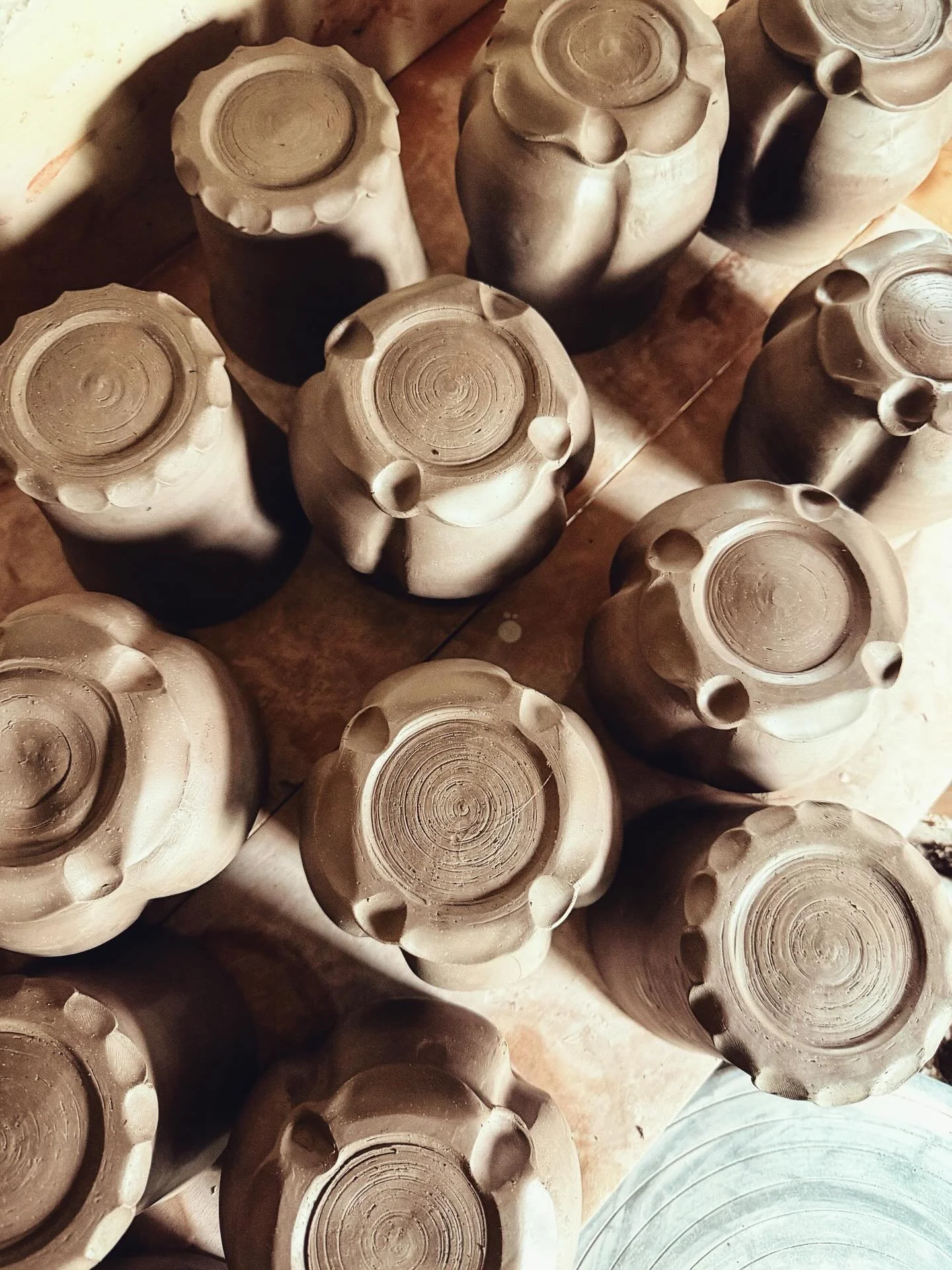 All the ruffled bottoms!
Swipe to see how I transform a cylinder to a flowery underside.
#potteryvideo #thepotteress #trimmingvideo #potterytimelapse