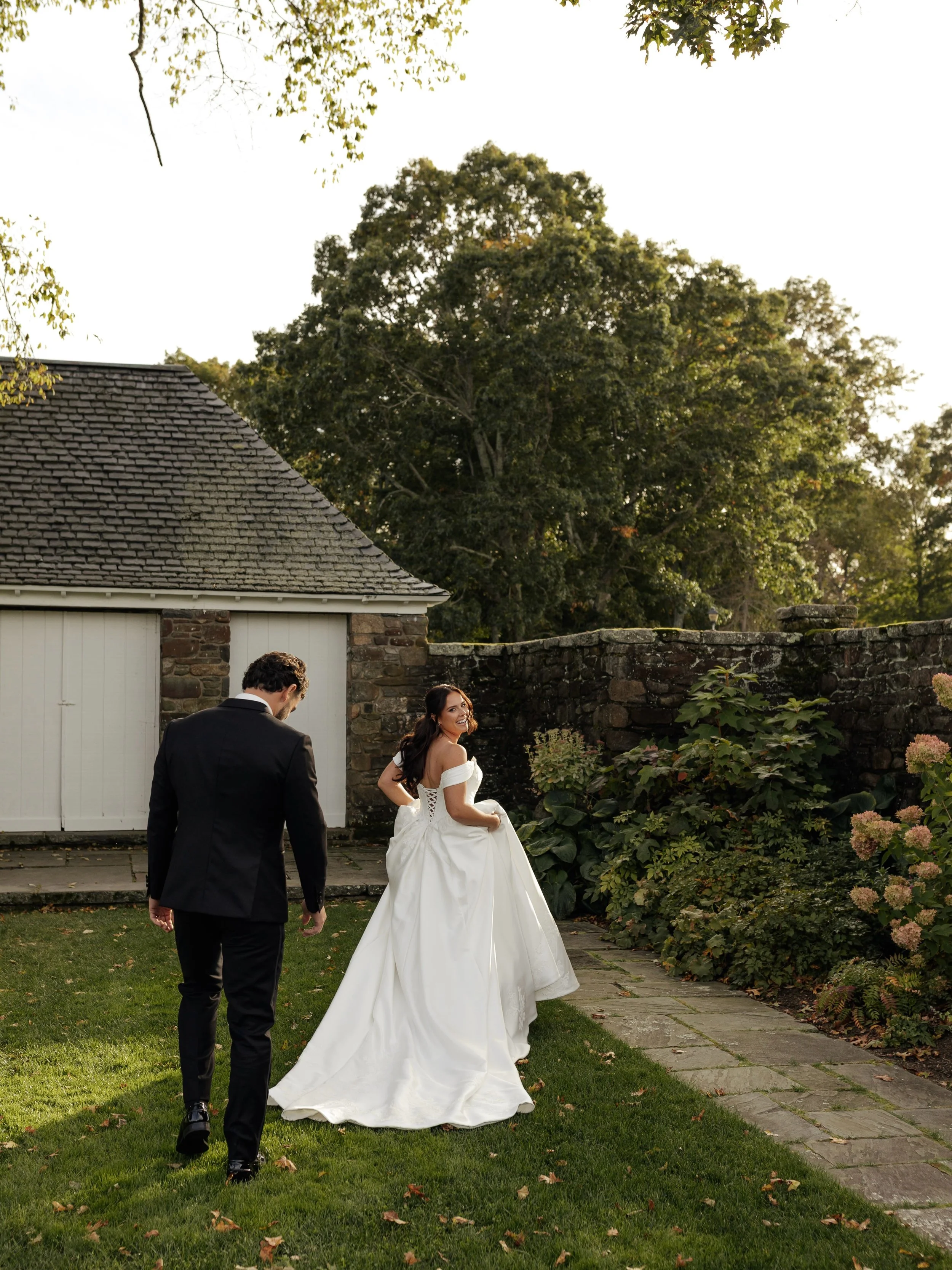 The Priors 🤍

Photo + Cinema @joyandeverettephoto
Venue @shepherdsrun
Wedding Coordinator @downhomeevents
Content Creator @diariesbynic
Florals @the_flower_shack
Caterer @blackstoneri
Beauty @larissalakeandco @allirosestyles
DJ @allstar_weddings
Cak