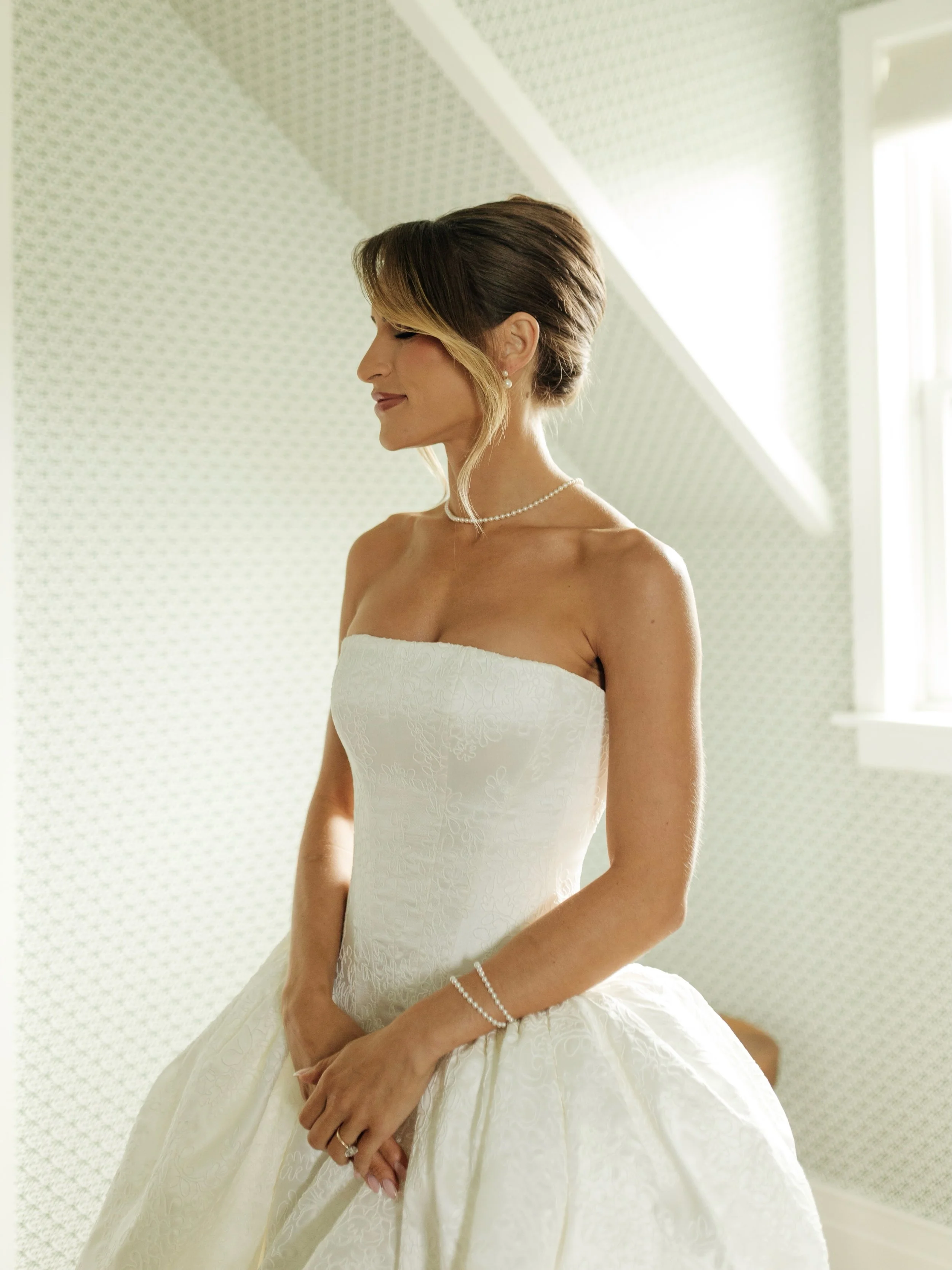Getting ready moments with Bella 🤍

Photo @joyandeverettephoto
Venue @canoeplace
Hair Artist @themanewave
Makeup Artist @darianmarie_mua
Spray Tan @bronzed__bodiies
Bella&rsquo;s Dress @edenaharon_hautecouture
Day of Stationary &mdash; Invitations @